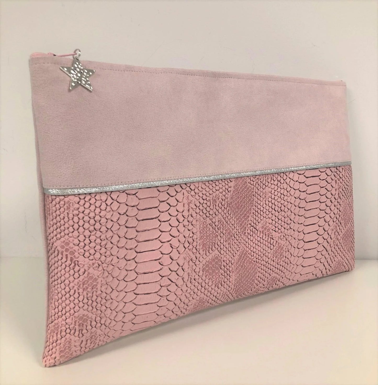 La pochette ordinateur rose pale et argentée aspect reptile, face avant.