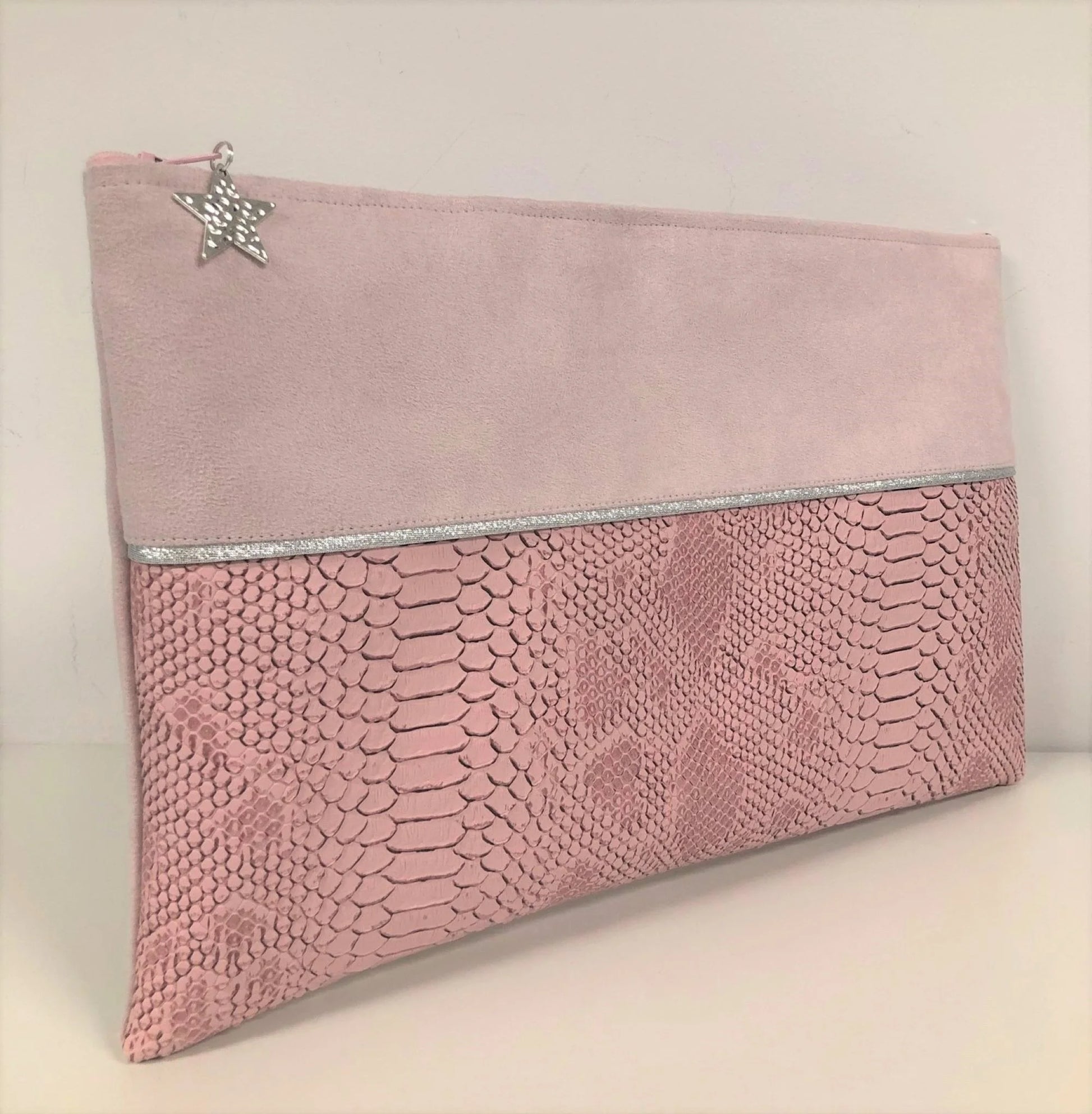 La pochette ordinateur rose pale et argentée aspect reptile, face avant.