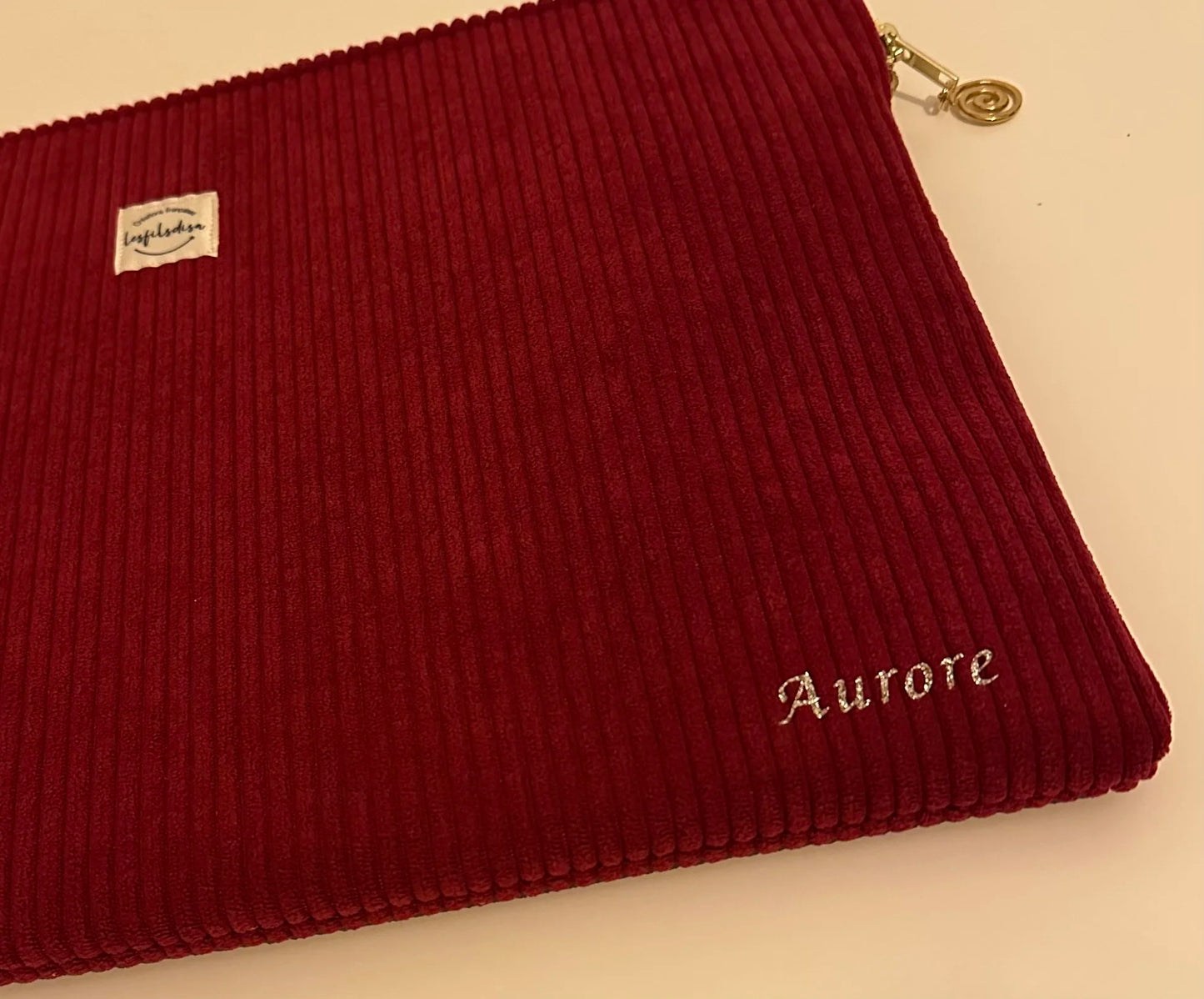 Exemple de personnalisation extérieure de la pochette ordinateur en velours cotelé bordeaux