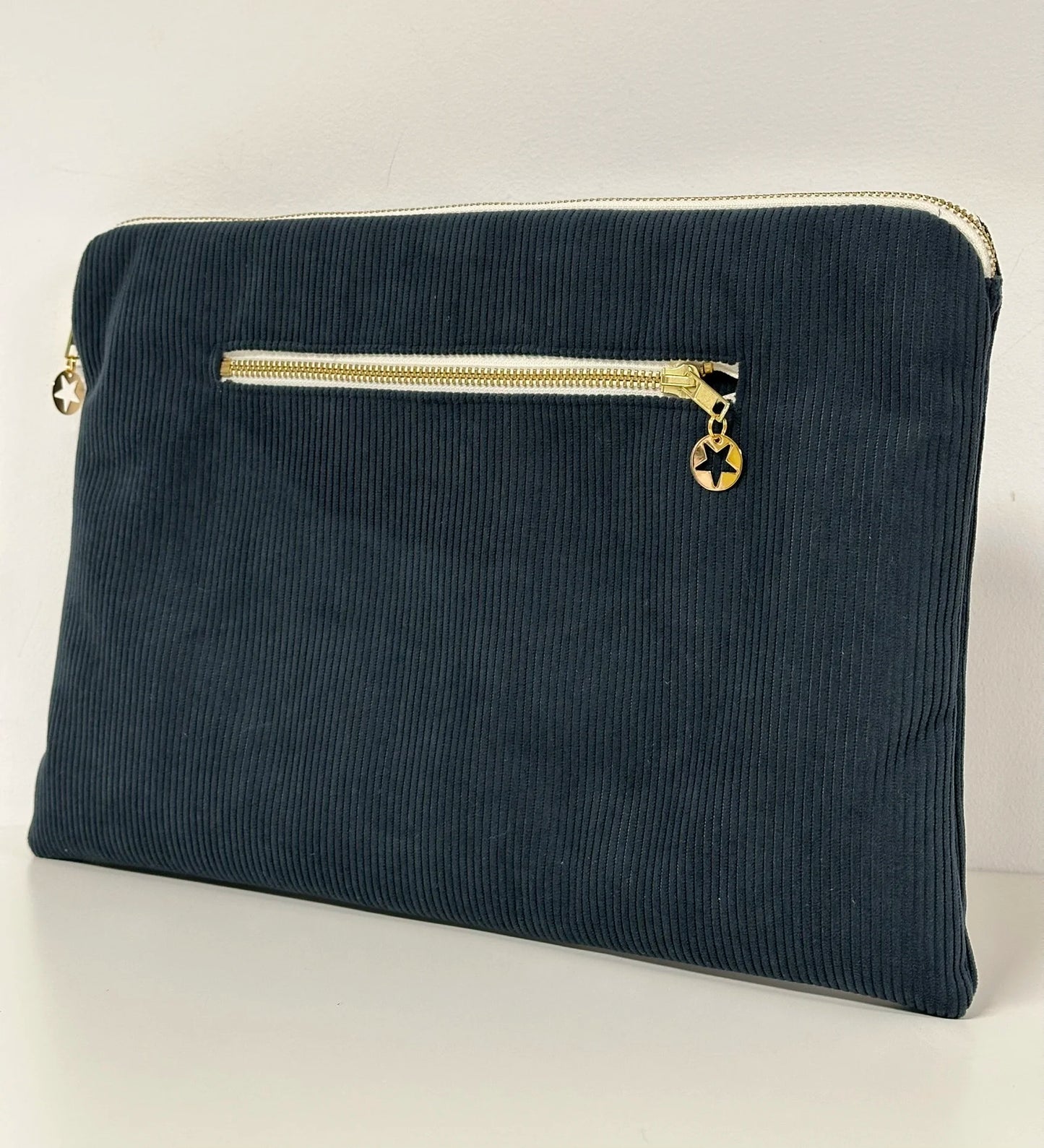 Vue arrière de la pochette ordinateur en velours cotelé bleu canard.