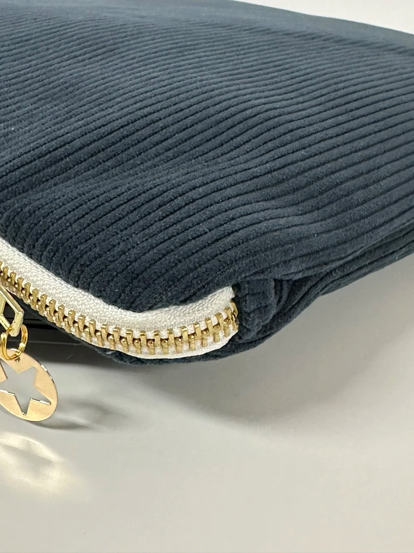 Vue détaillée du zip métal de la pochette rdinateur en velours cotelé bleu canard.
