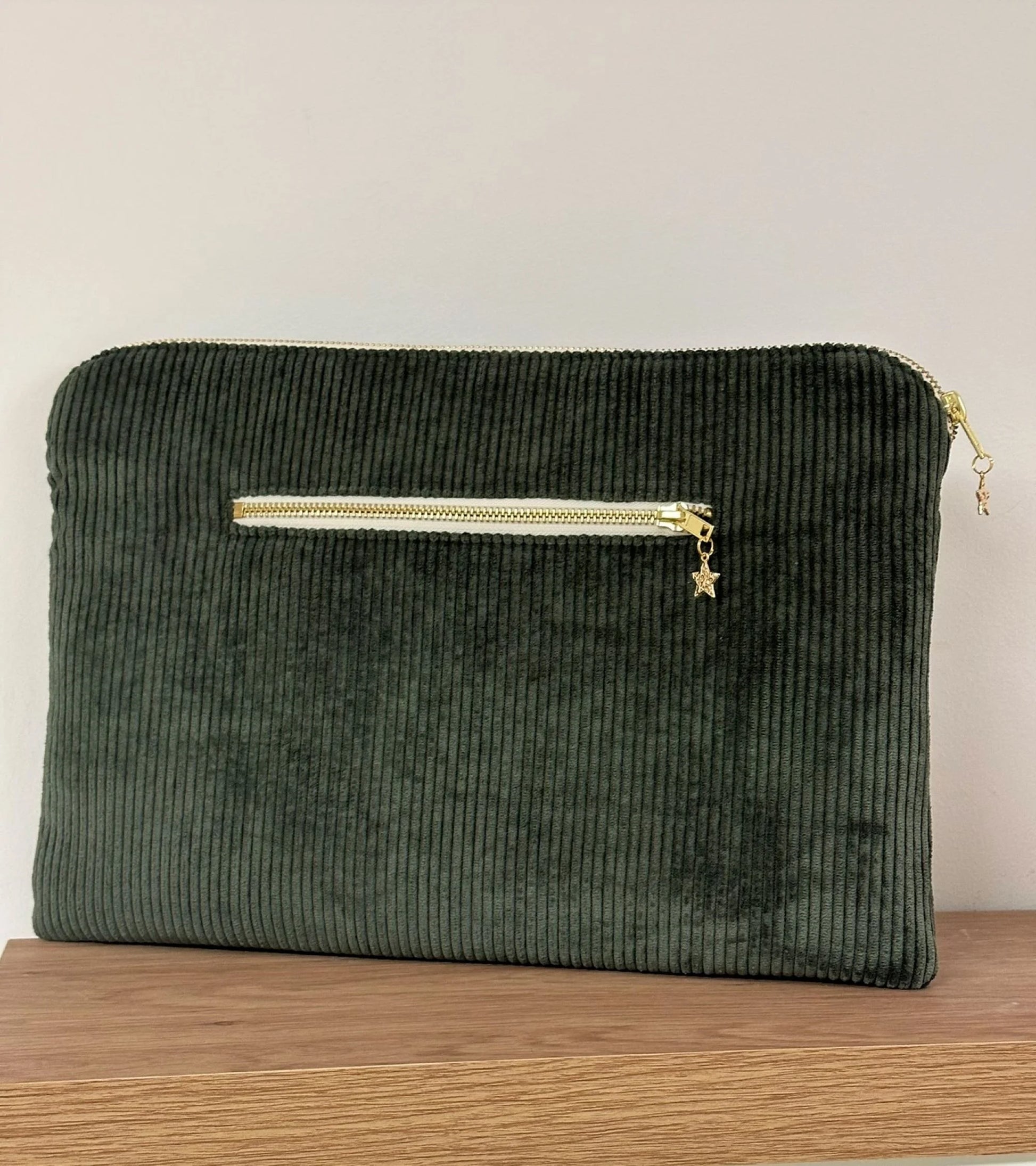 La face arrière de la pochette ordinateur en velours cotelé vert kaki.