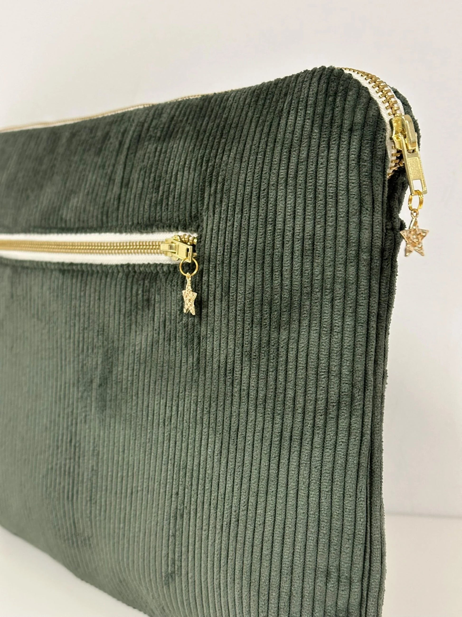 La face arrière de la pochette ordinateur en velours cotelé vert kaki.