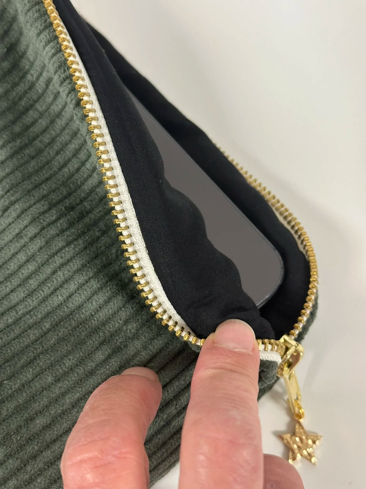L'intérieur de la pochette ordinateur en velours cotelé vert kaki.