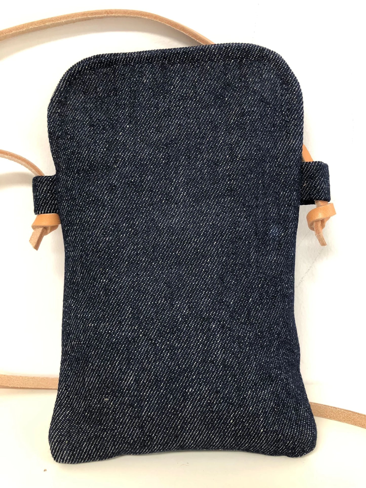 Le dos de La pochette téléphone bandoulière Lesfilsdisa en denim et cuir