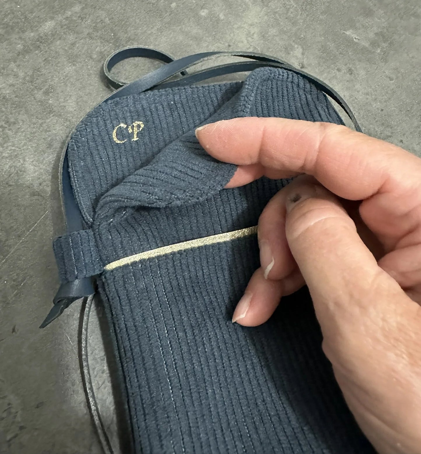 Exemple de personnalisation intérieure de la pochette téléphone bandoulière en velours cotelé bleu canard.