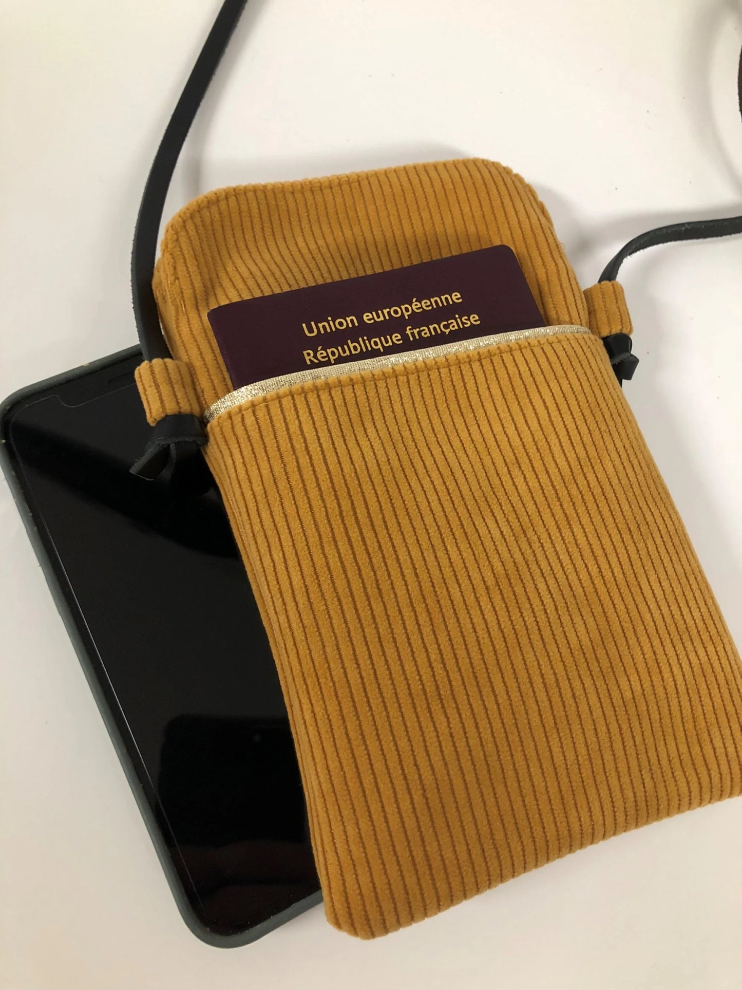 Vue d'ensemble de la pochette téléphone bandoulière en velours cotelé jaune moutarde.