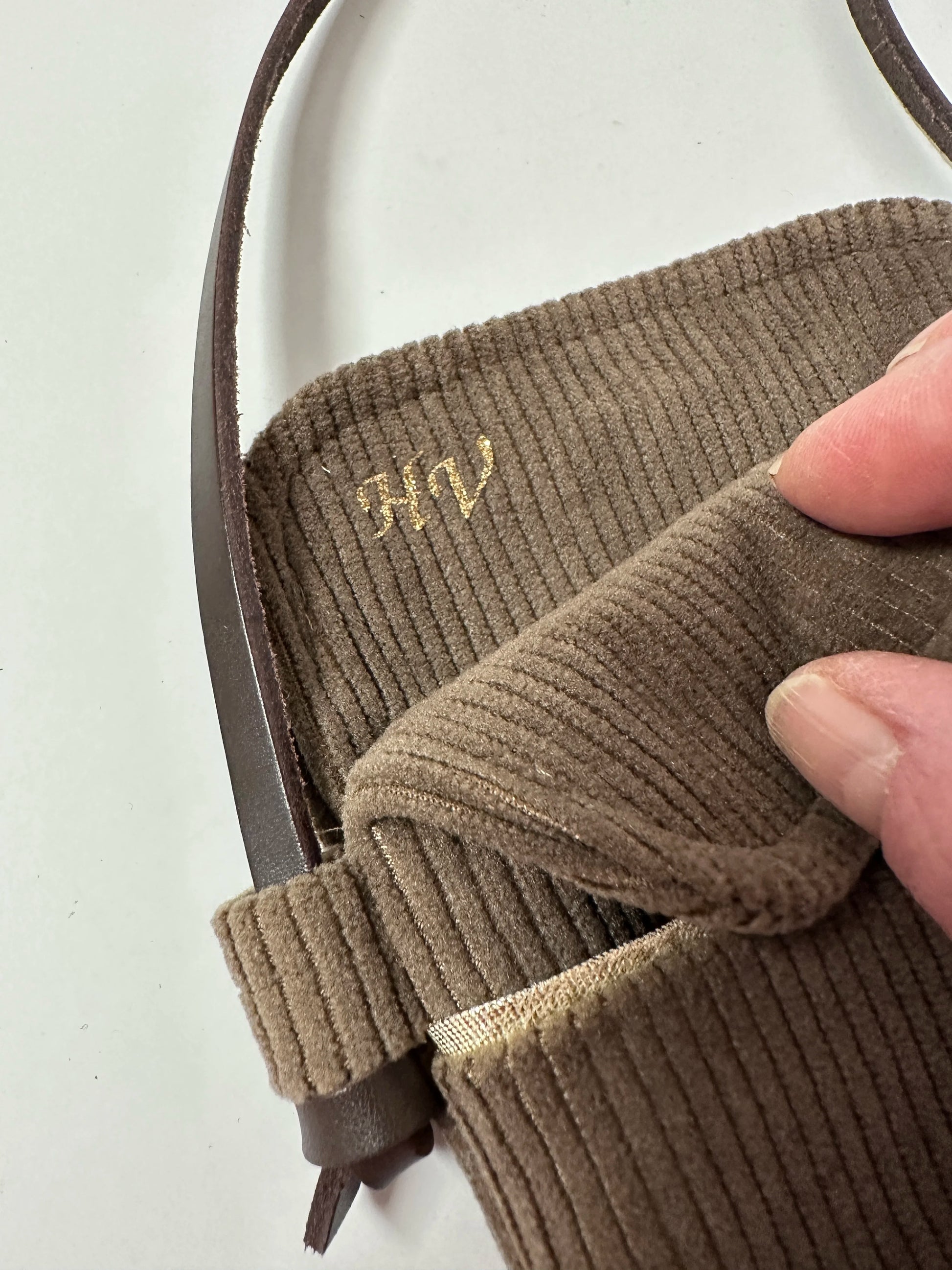 Exemple de personnalisation intérieure de la pochette téléphone en velours marron chamois.