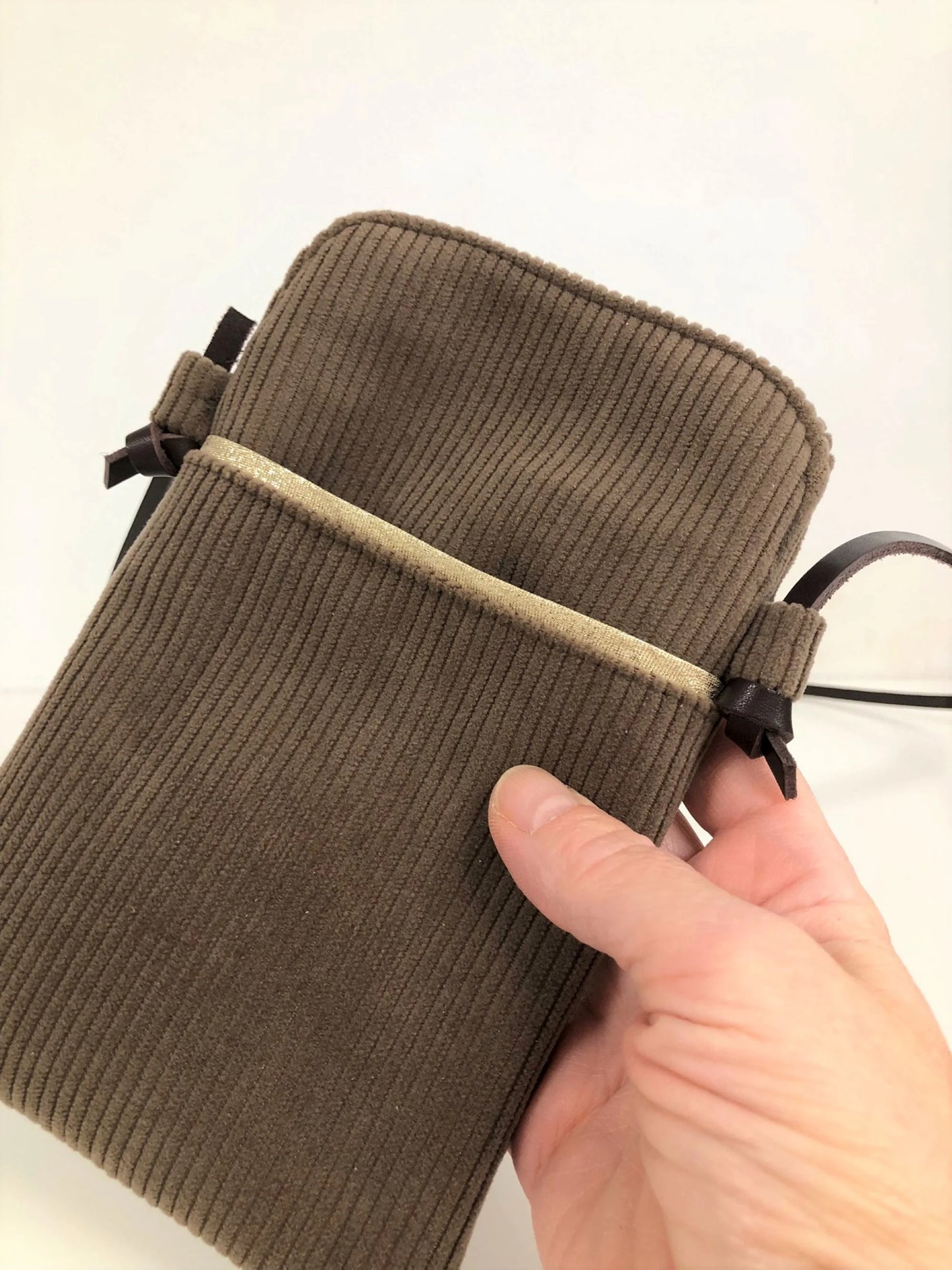 La pochette téléphone bandoulière en velours côtelé marron chamois et cuir marron