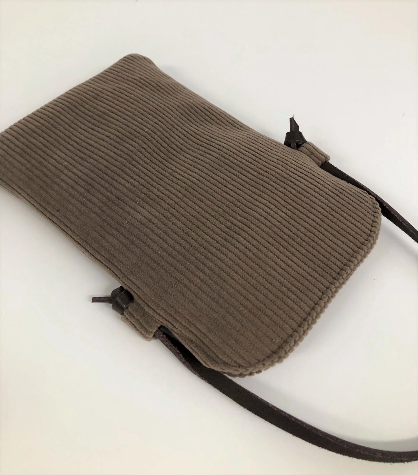 Vue de dos de la pochette téléphone bandoulière en velours côtelé marron chamois et cuir