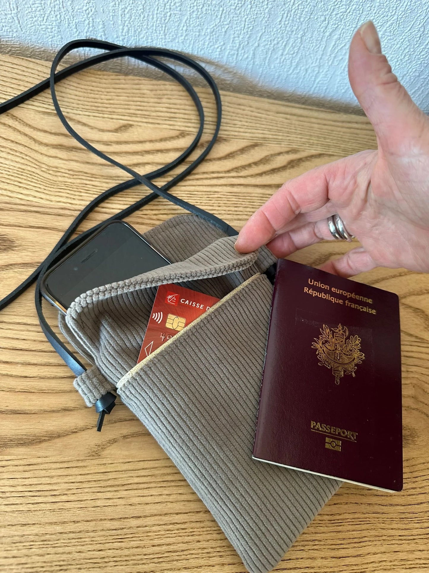 Vue d'ensemble de la pochette téléphone en velours cotelé taupe .
