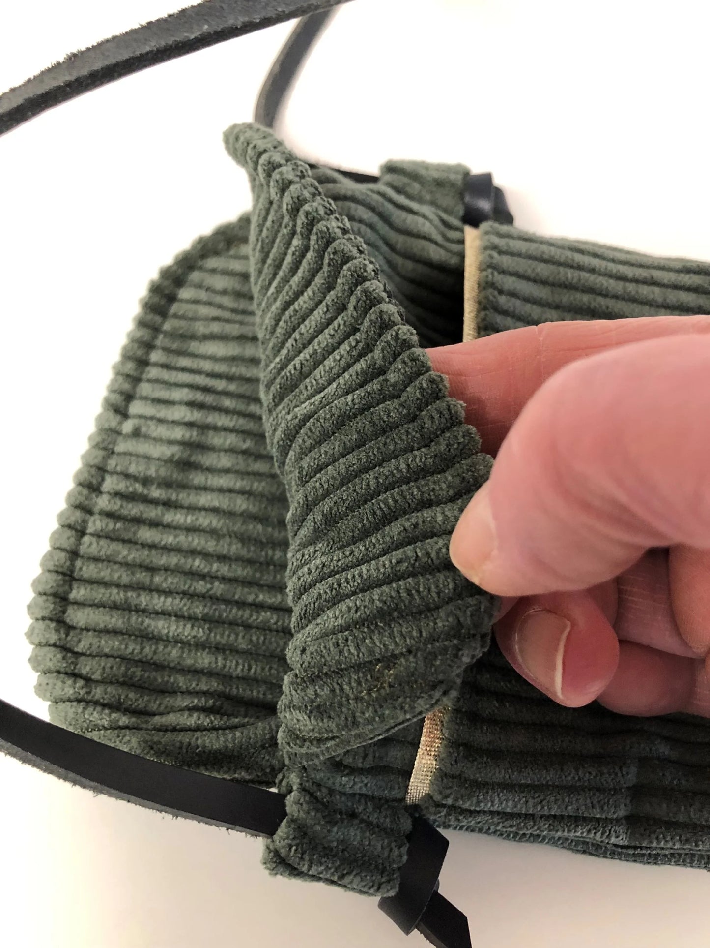L'ouverture élargie de La pochette téléphone bandoulière en velours côtelé vert kaki et cuir