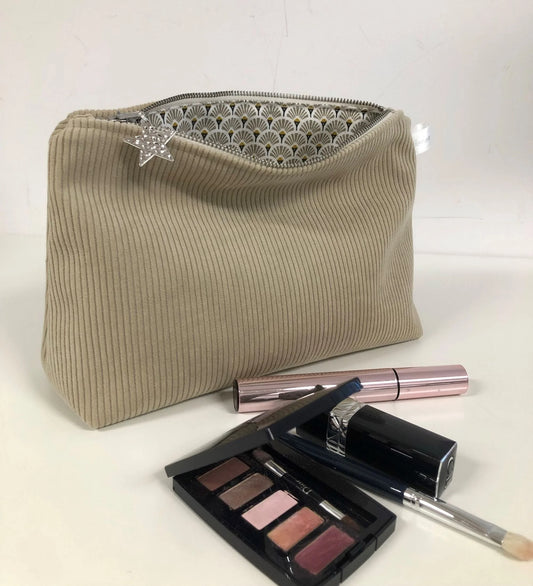 La pochette en velours côtelé beige sable