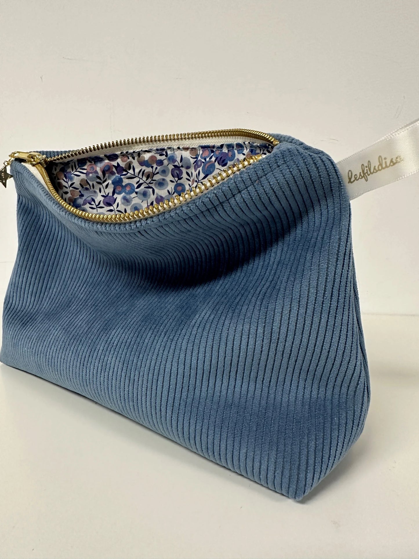 La pochette en velours côtelé bleu azur