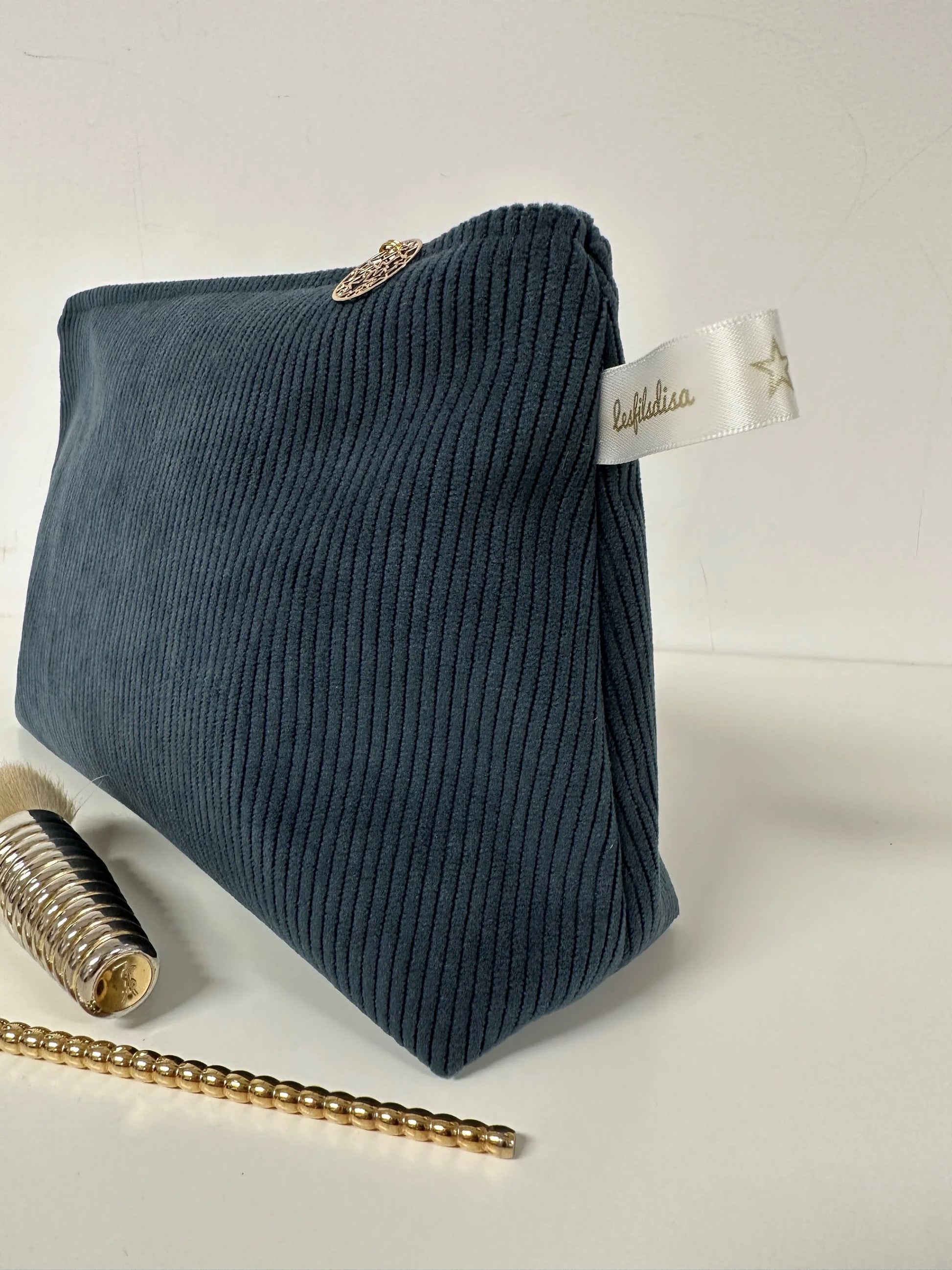 Vue latérale de La pochette en velours côtelé bleu canard Lesfilsdisa