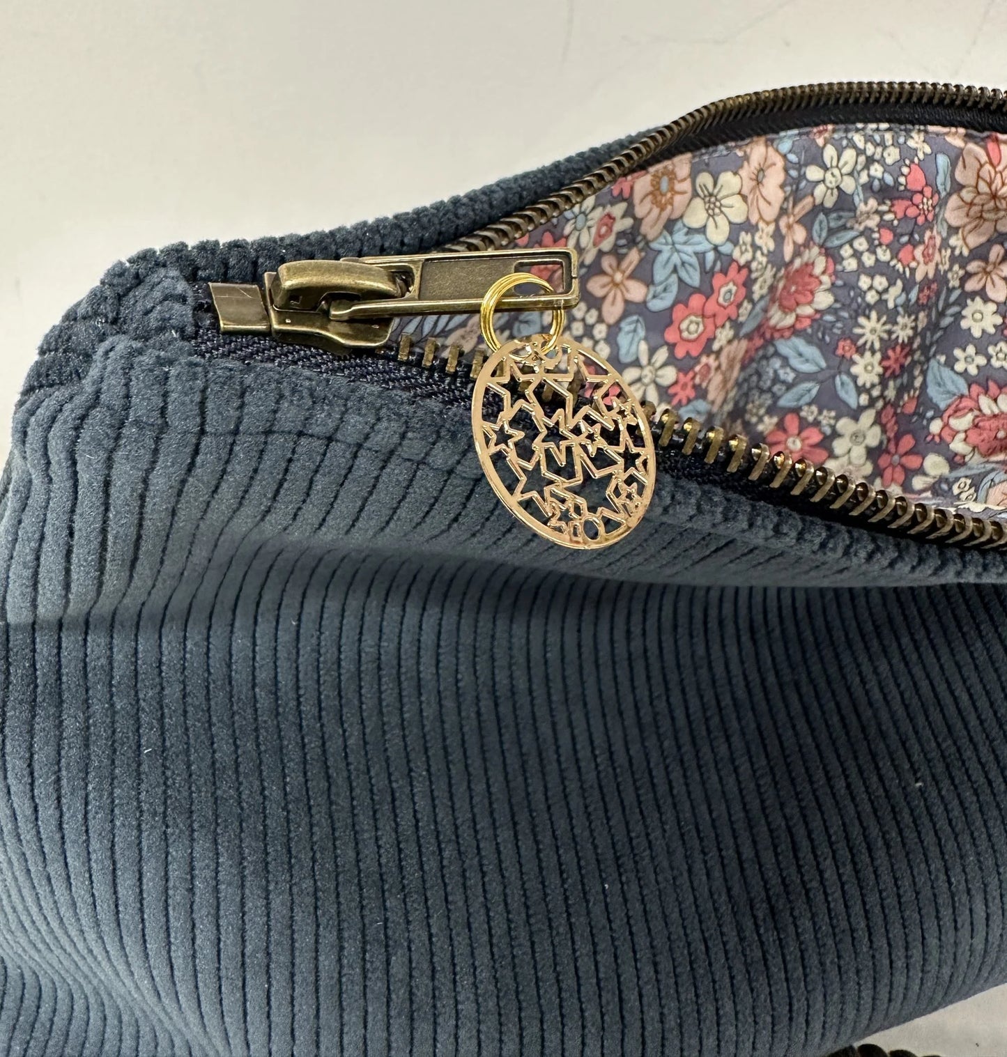 Vue détaillée de La pochette en velours côtelé bleu canard Lesfilsdisa