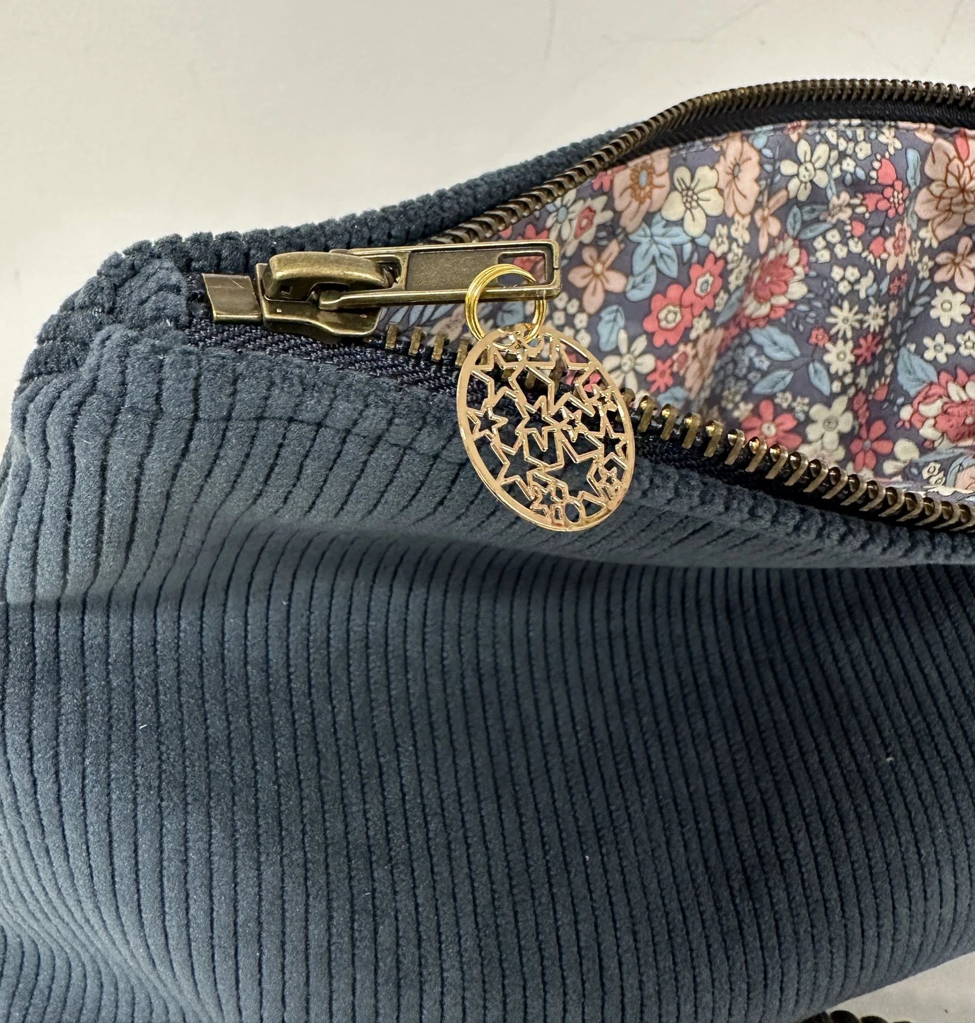 Vue détaillée de La pochette en velours côtelé bleu canard Lesfilsdisa
