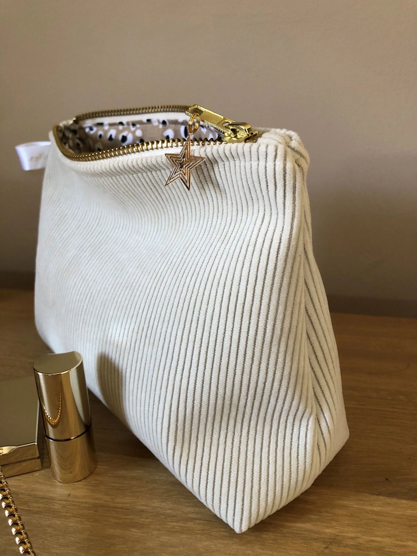 Vue latérale de La pochette en velours côtelé ivoire Lesfilsdisa