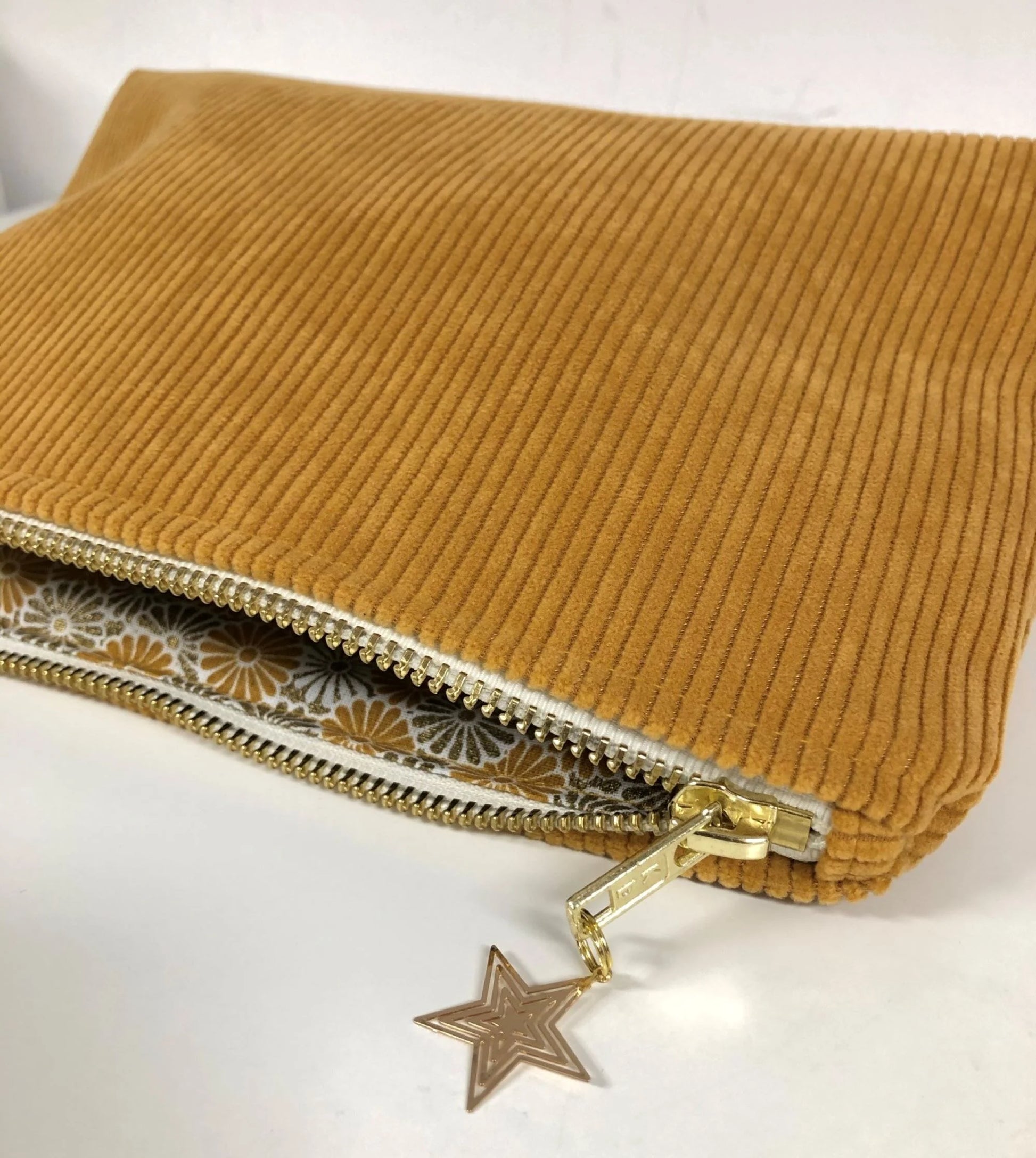 La pochette en velours côtelé jaune moutarde Lesfilsdisa, ouverte