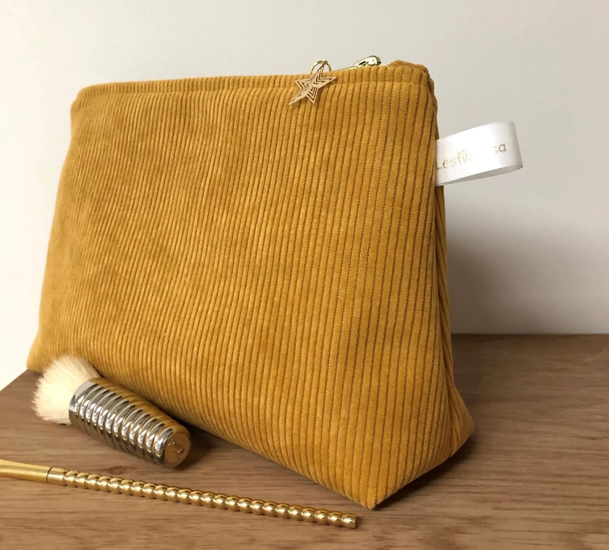La pochette en velours côtelé jaune moutarde Lesfilsdisa, fermée