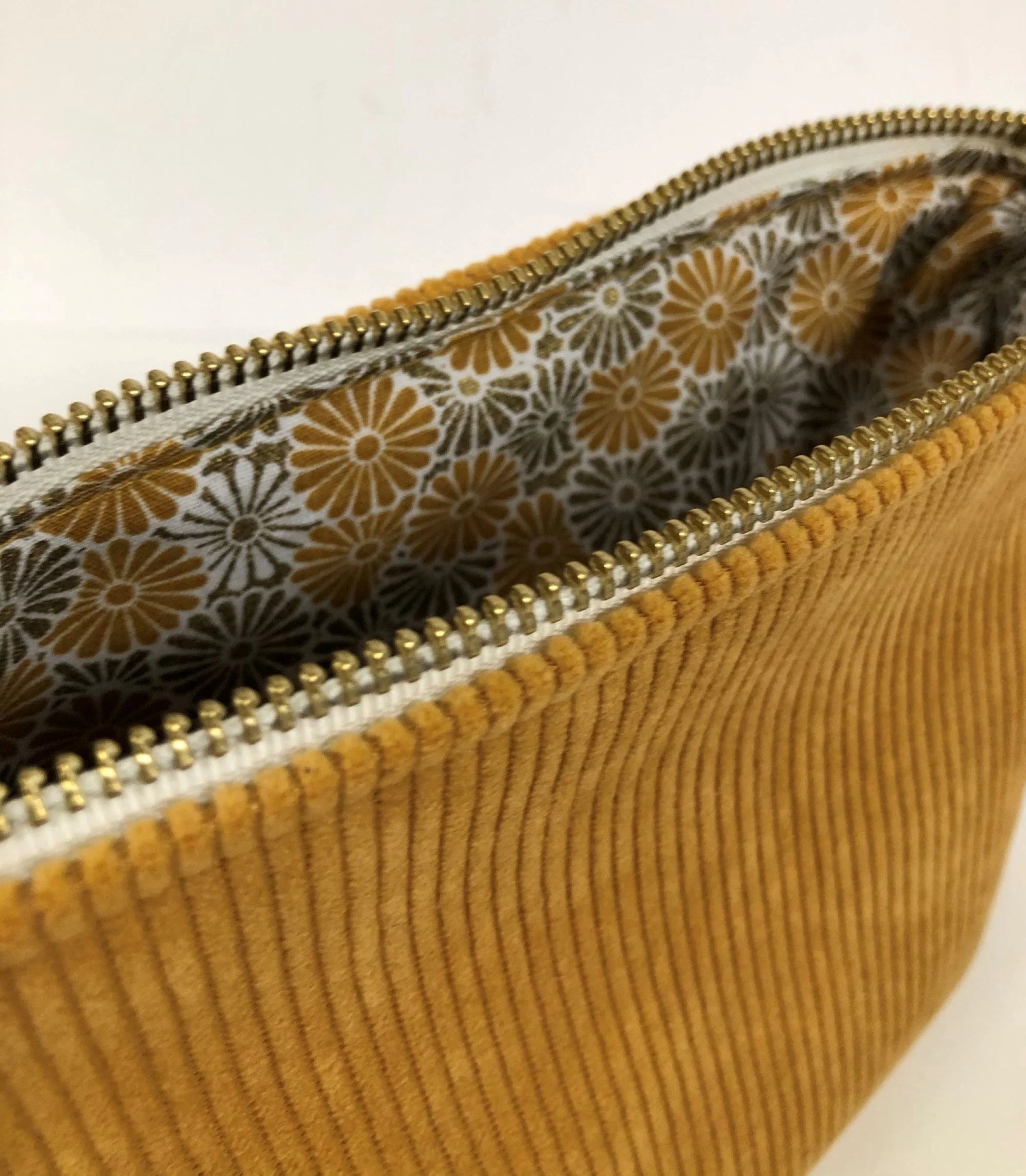 La doublure intérieure de La pochette en velours côtelé jaune moutarde Lesfilsdisa