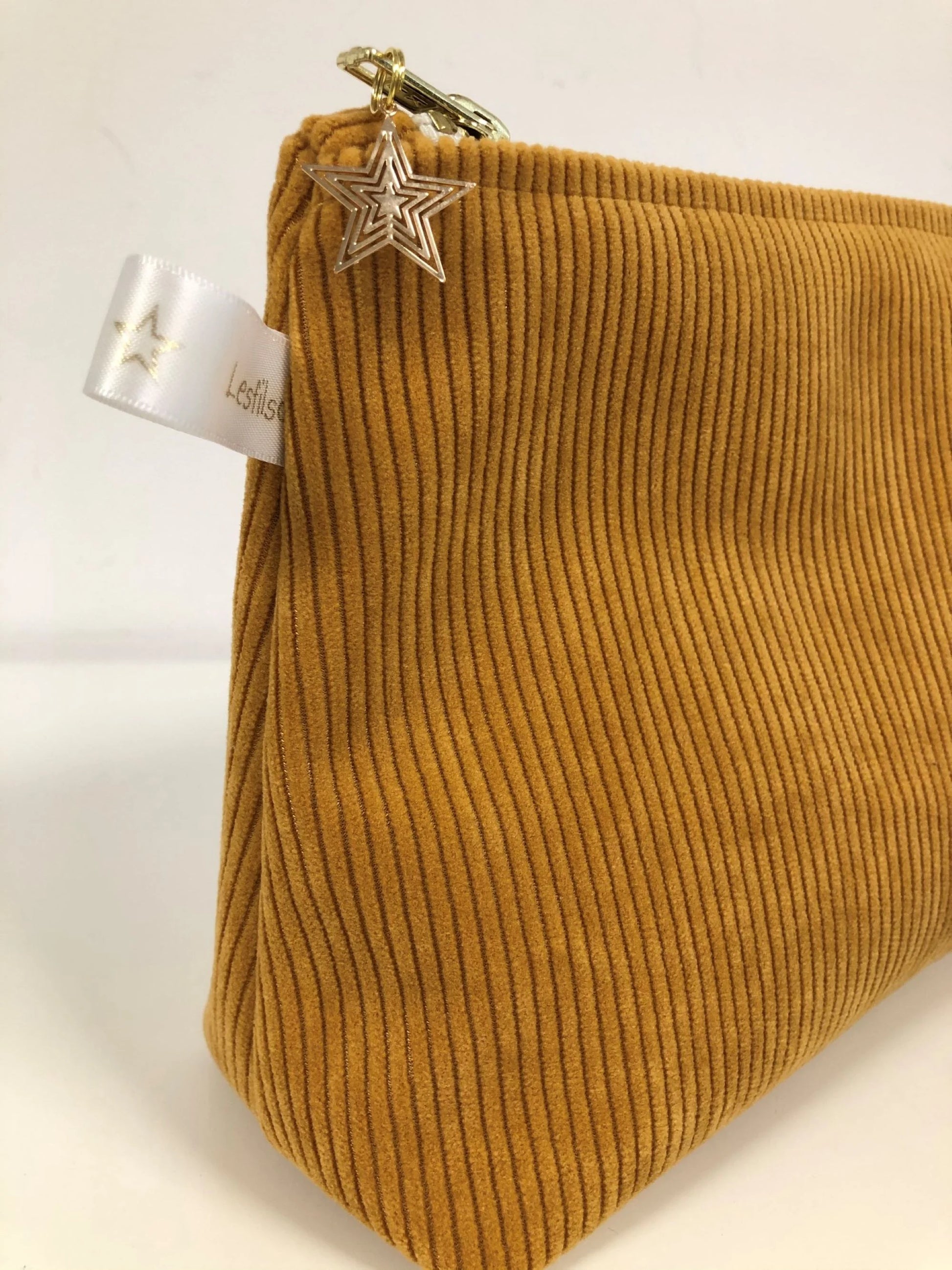Vue latérale de La pochette en velours côtelé jaune moutarde Lesfilsdisa