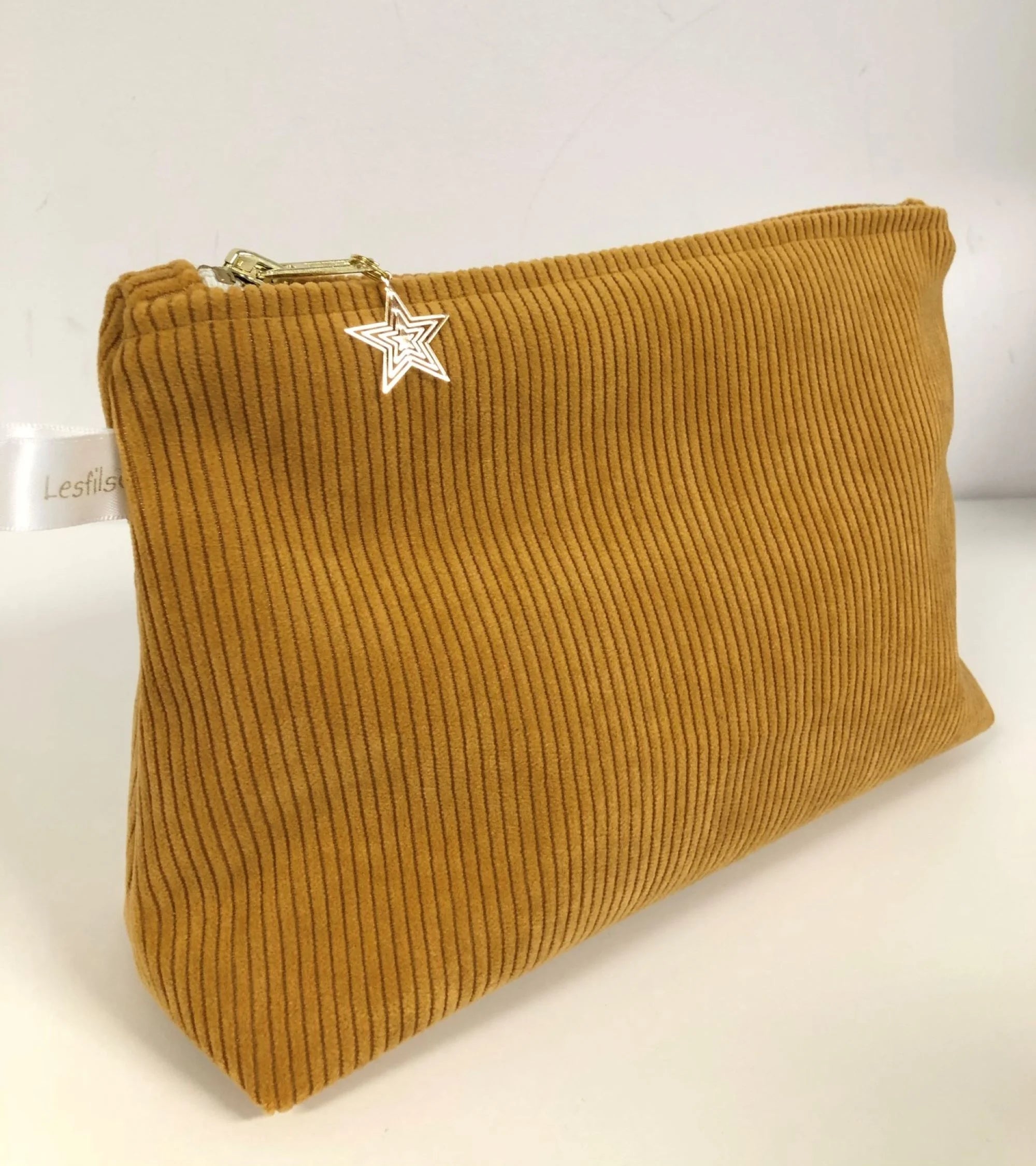 Pochette cadeau jaune moutarde 18 x 6 x 35 cm Pochette cadeau jaune moutarde 18 x 6 x 35 cm