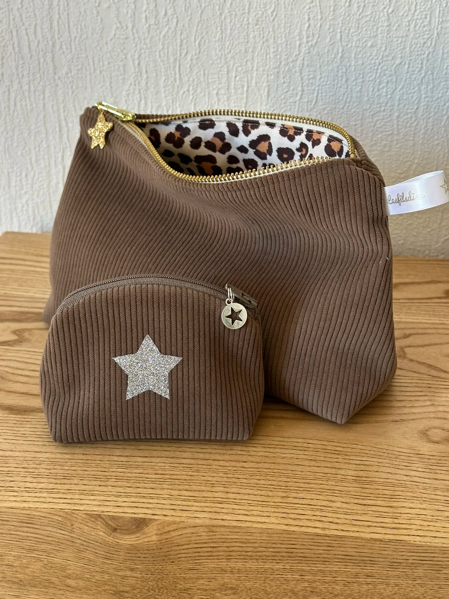 La pochette en velours cotelé marron chamois avec le porte monnaie assorti
