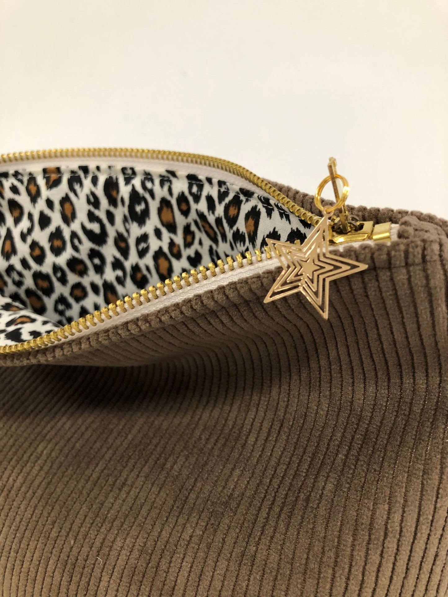 La fermeture à glissière de La pochette en velours côtelé marron chamois Lesfilsdisa