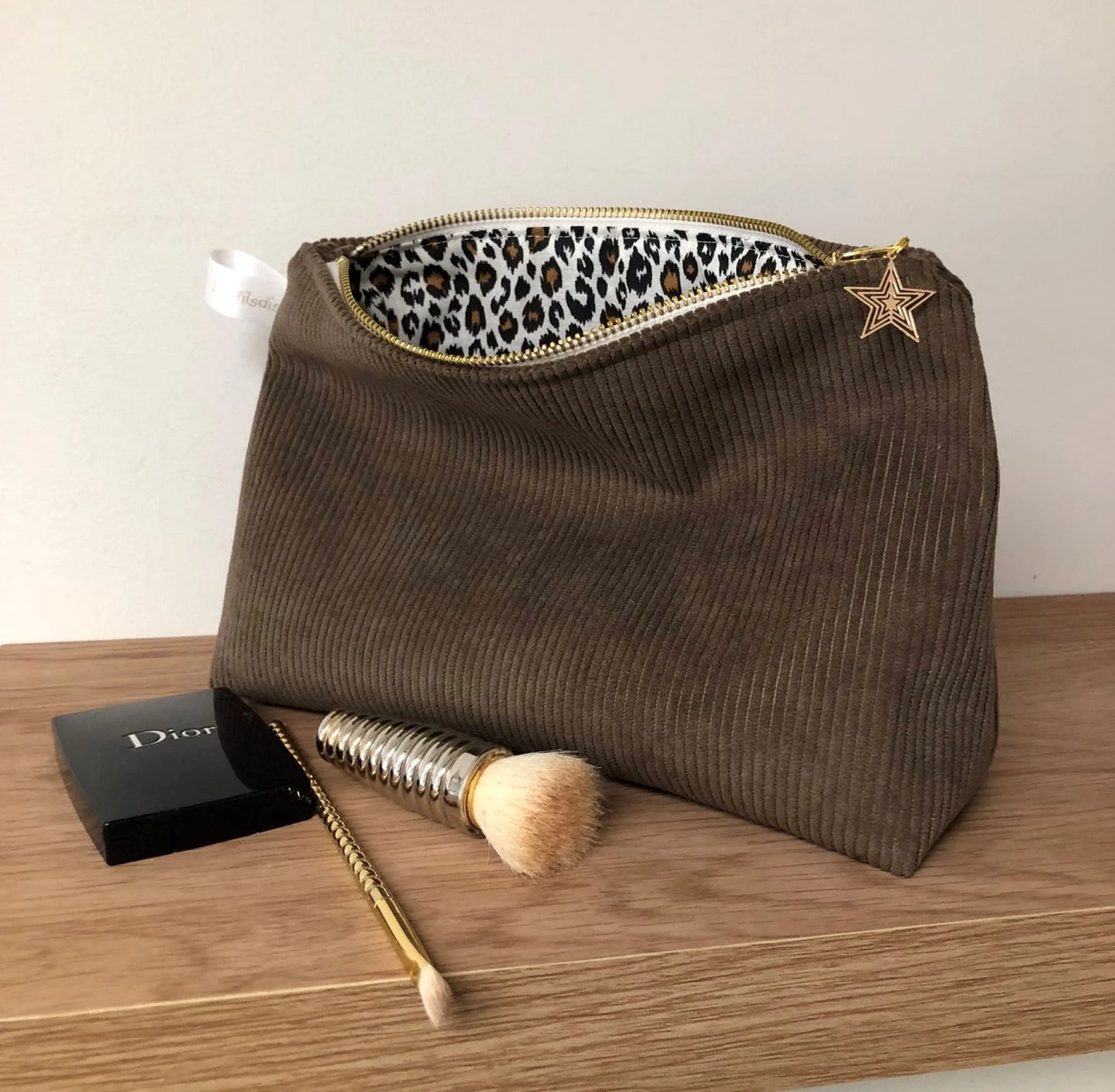 La pochette en velours côtelé marron chamois Lesfilsdisa