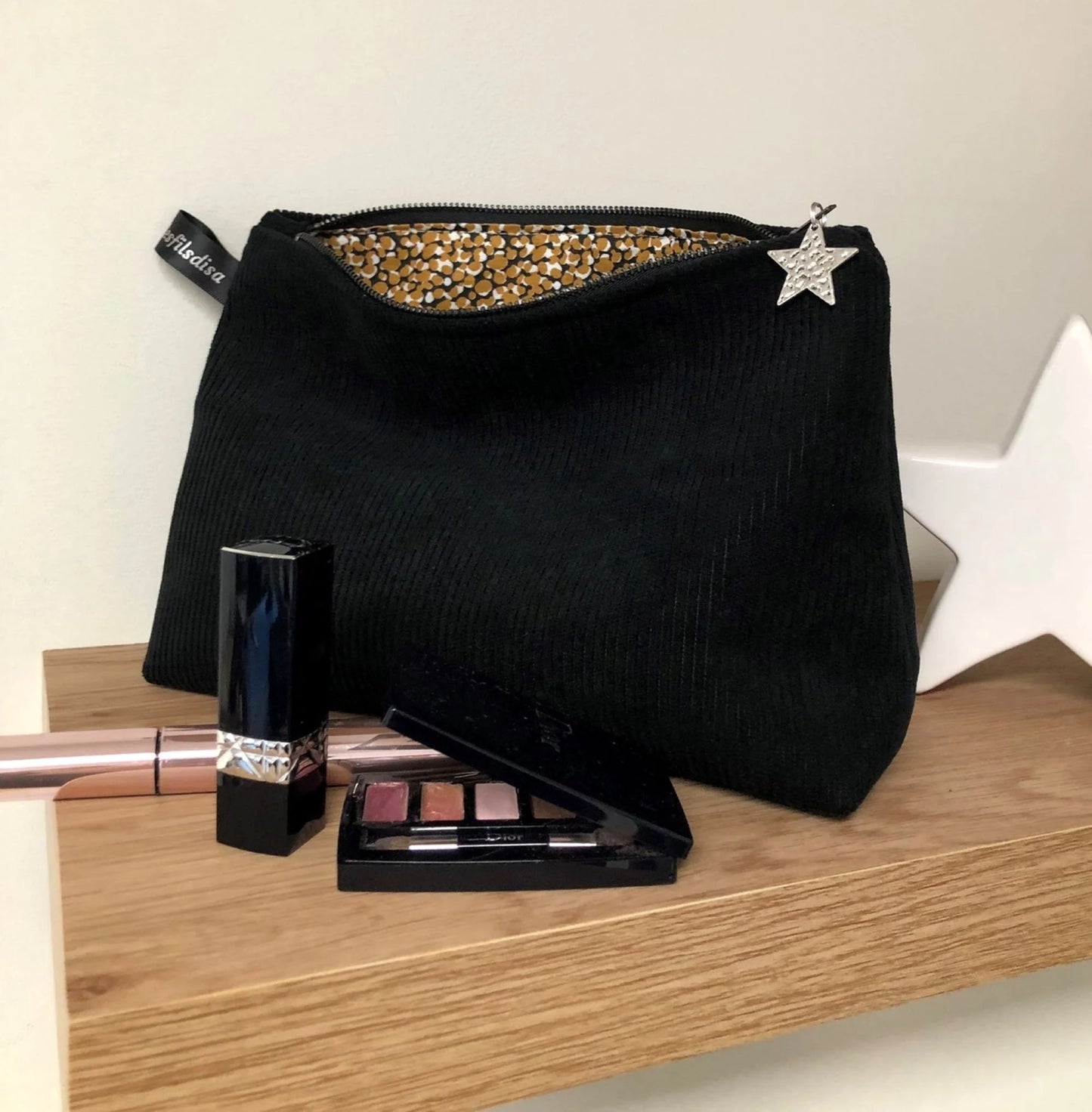 La pochette en velours côtelé noir