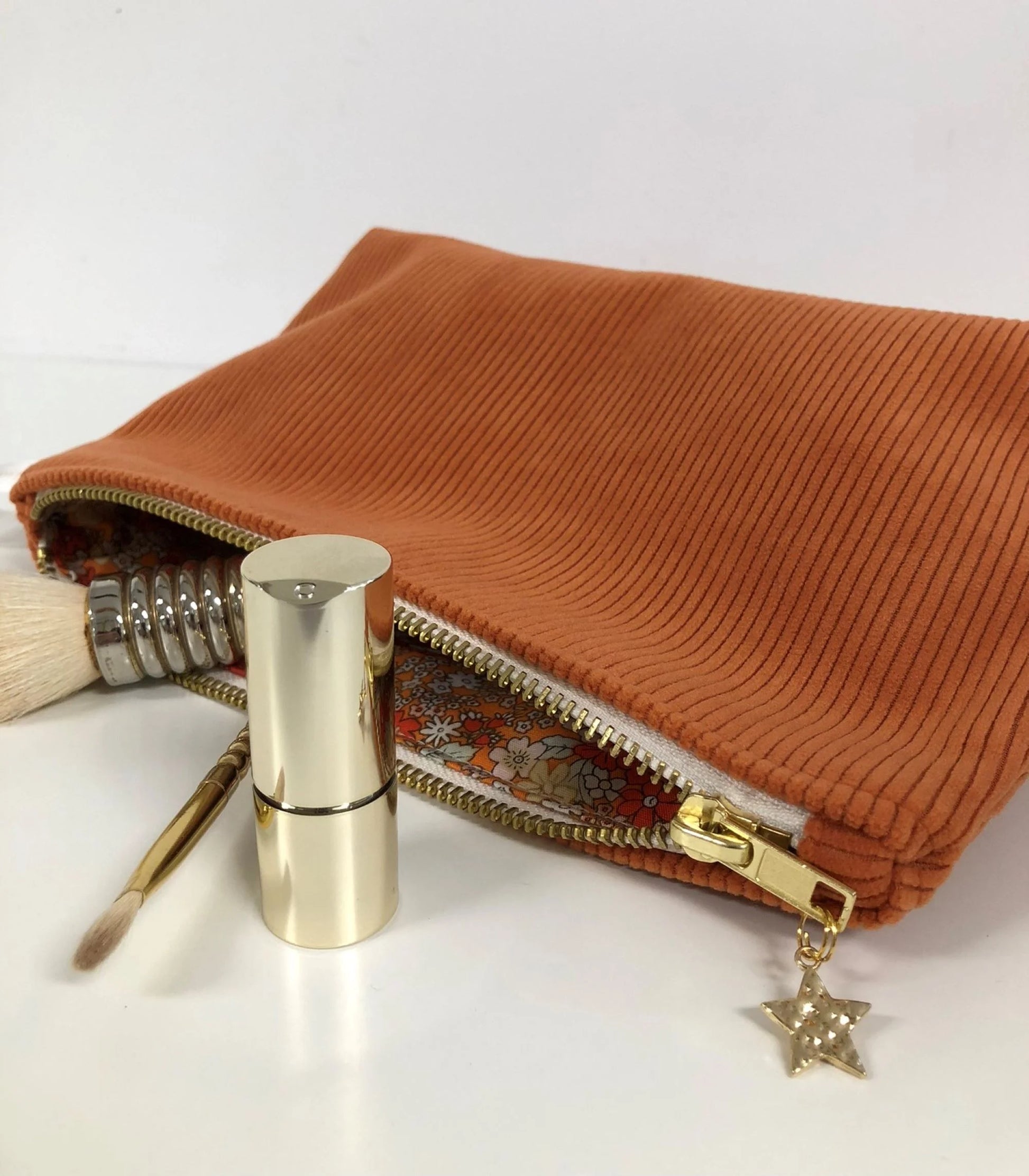 La pochette en velours côtelé orange Lesfilsdisa, ouverte