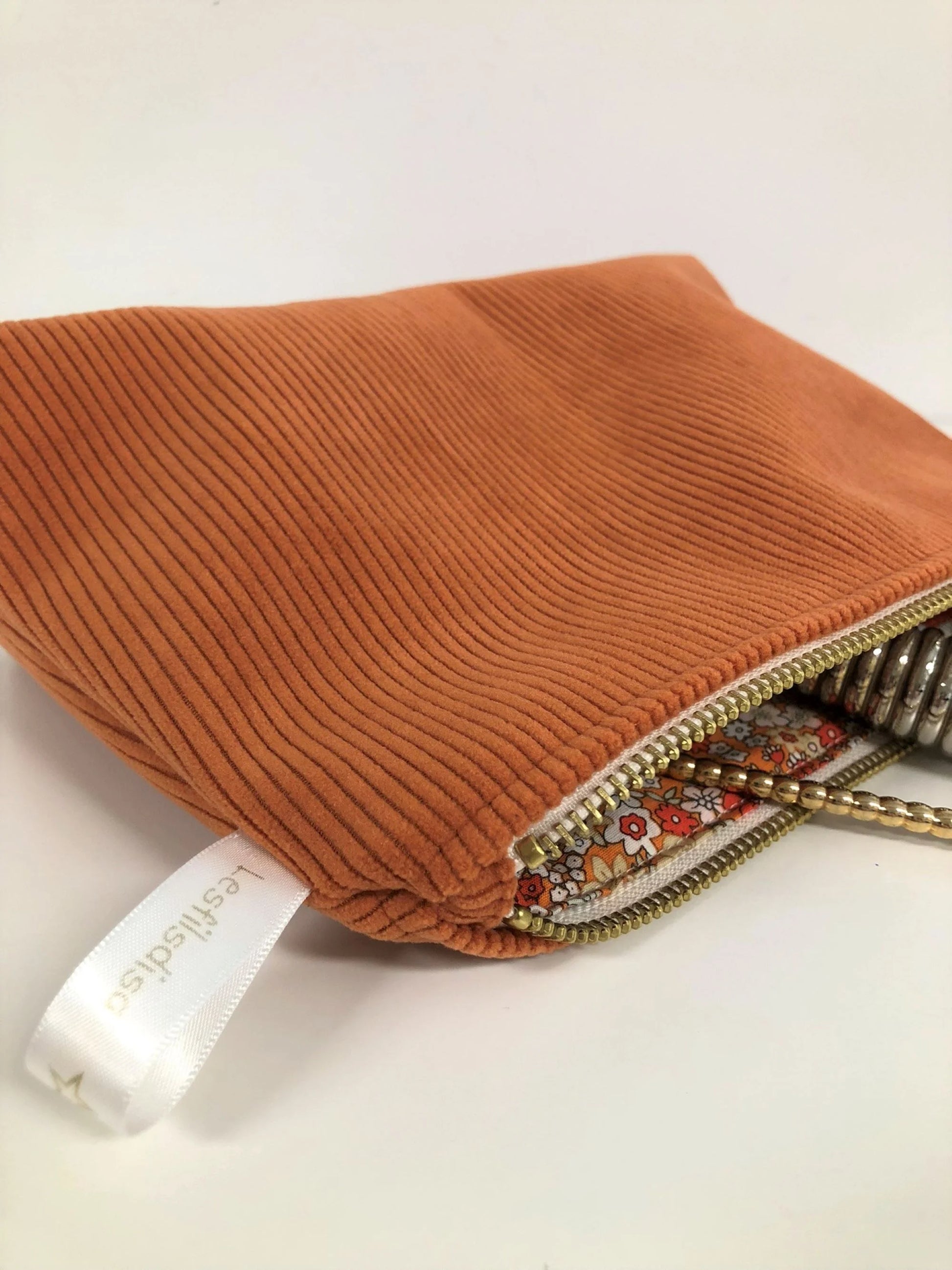 Vue de détail de La pochette en velours côtelé orange Lesfilsdisa