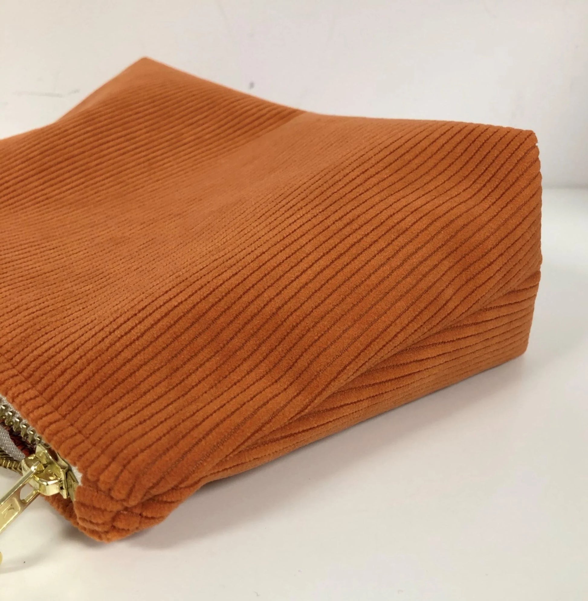 Vue détaillée de La pochette en velours côtelé orange Lesfilsdisa