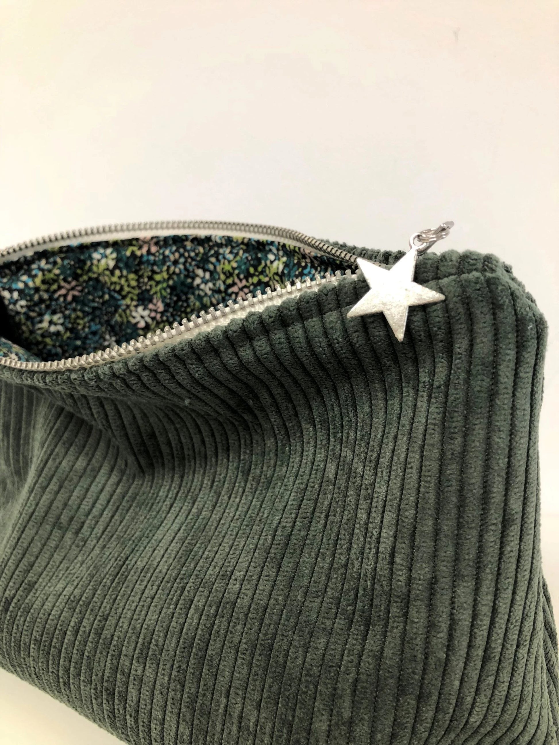 Vue détaillée de la pochette en velours côtelé vert kaki Lesfilsdisa