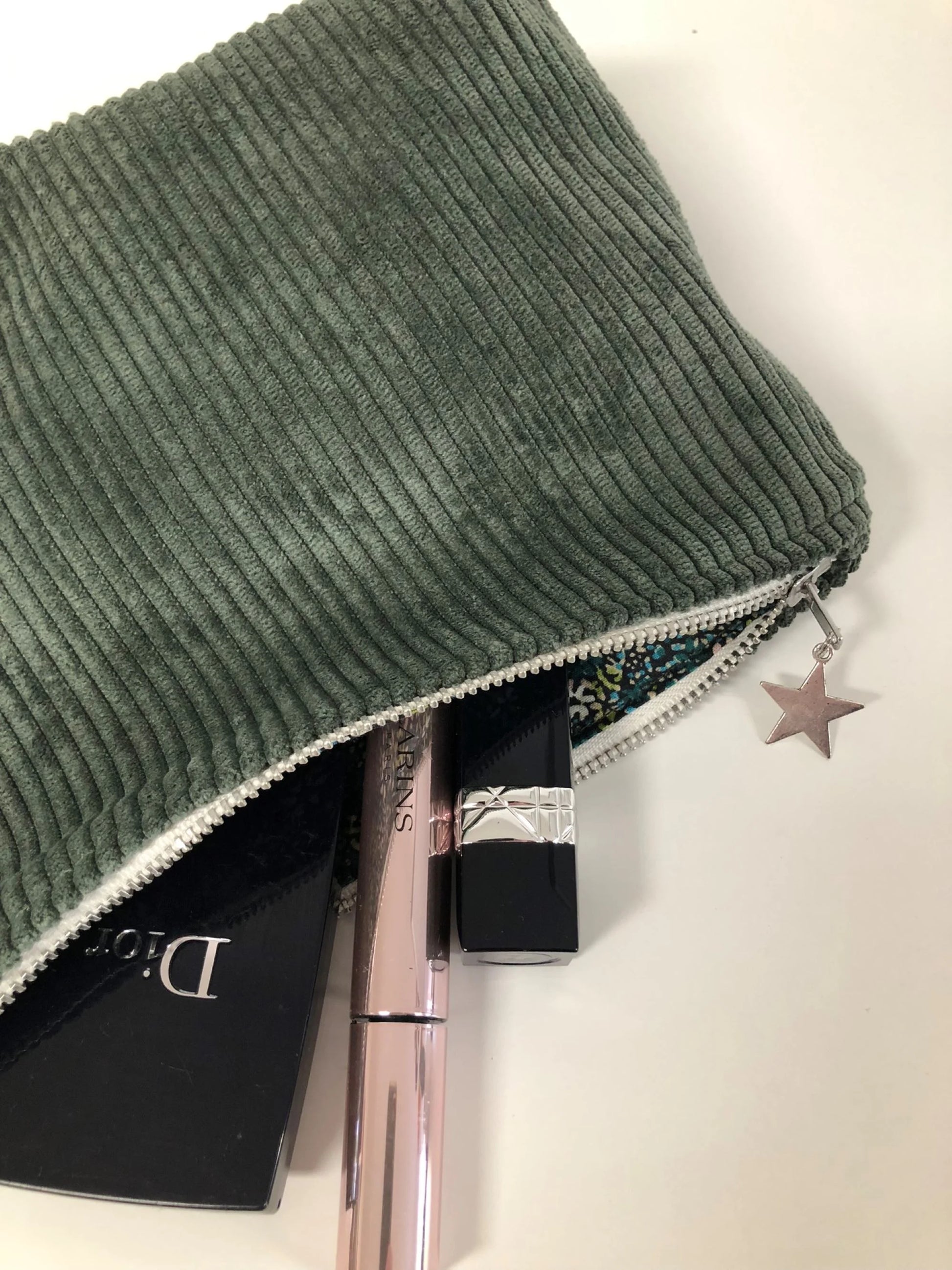 la pochette en velours côtelé vert kaki Lesfilsdisa, entrouverte.
