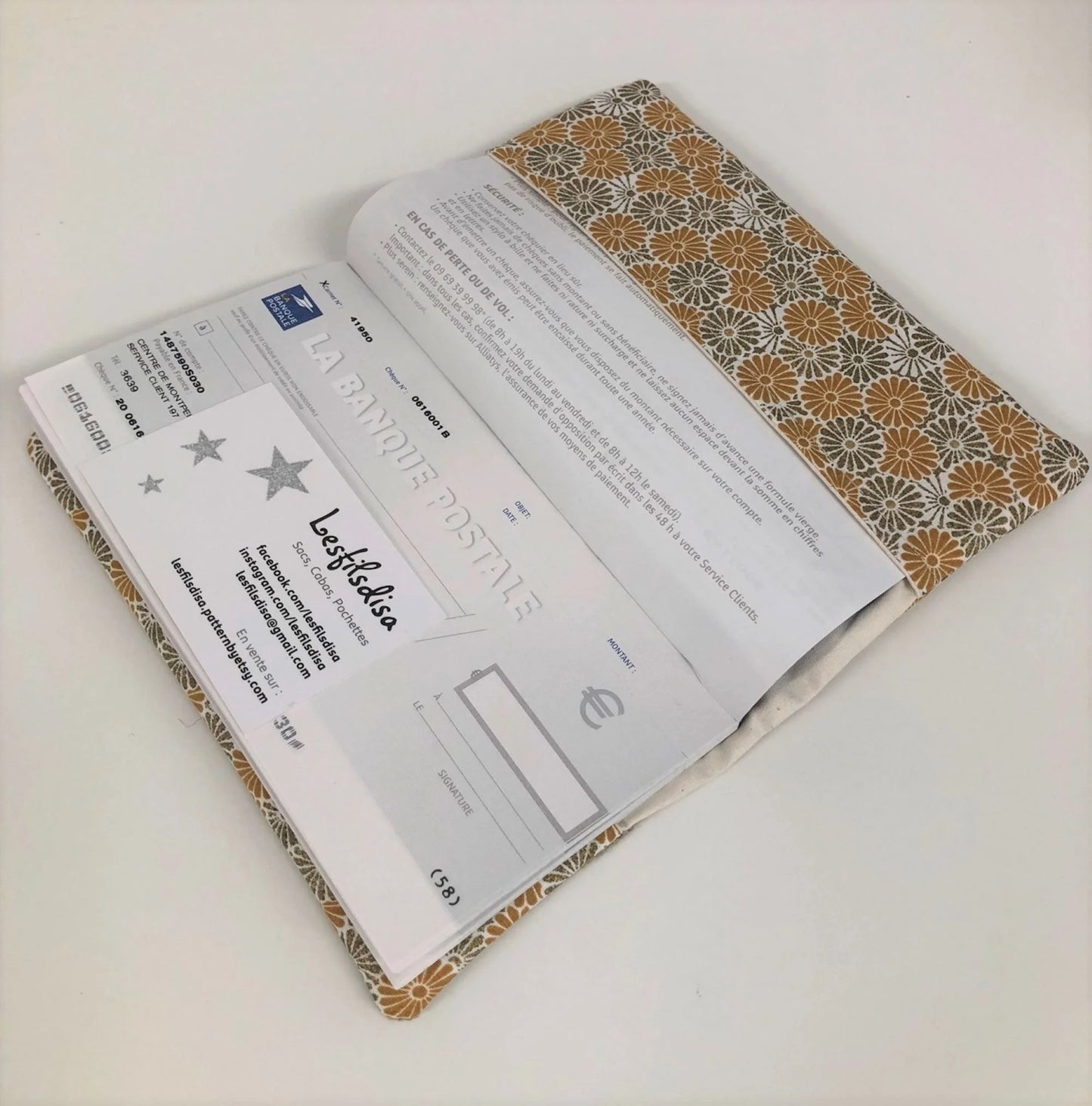 L'intérieur du porte-chéquier beige à fleurs moutarde et bronze.