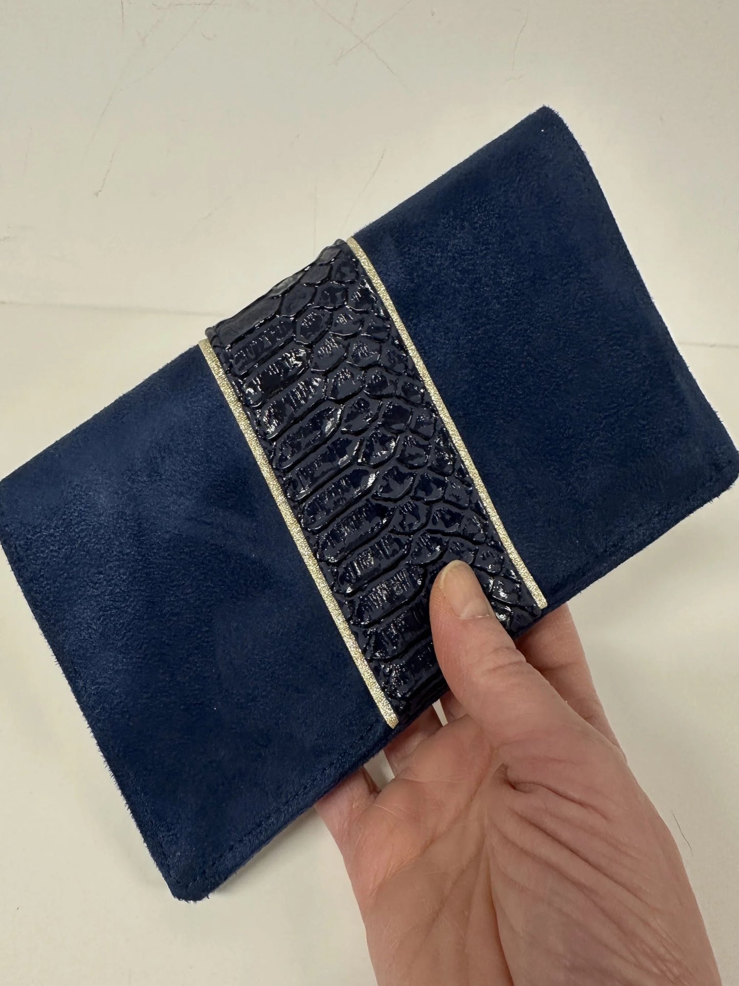 Le porte-chéquier bleu marine et doré effet reptile.