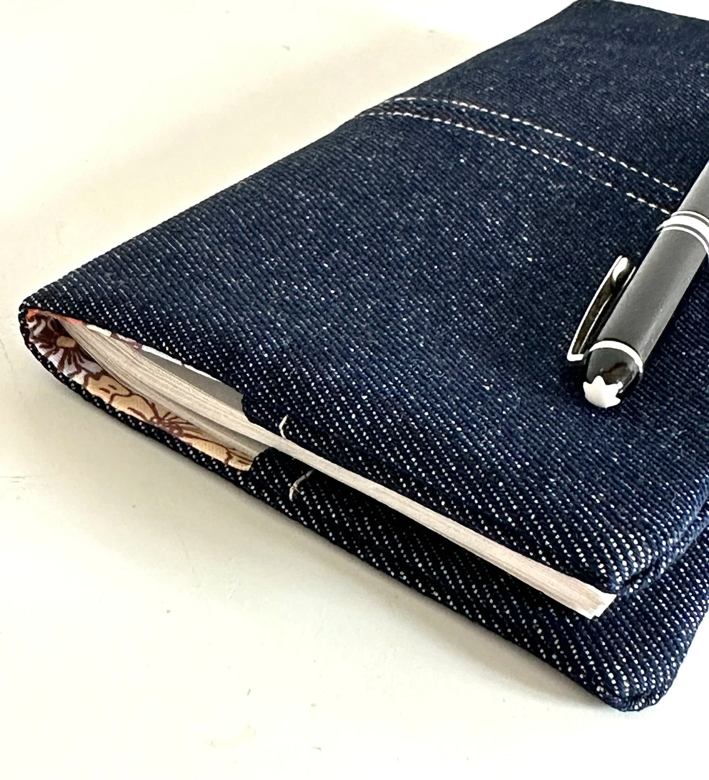 Vue détaillée du porte chéquier en denim .
