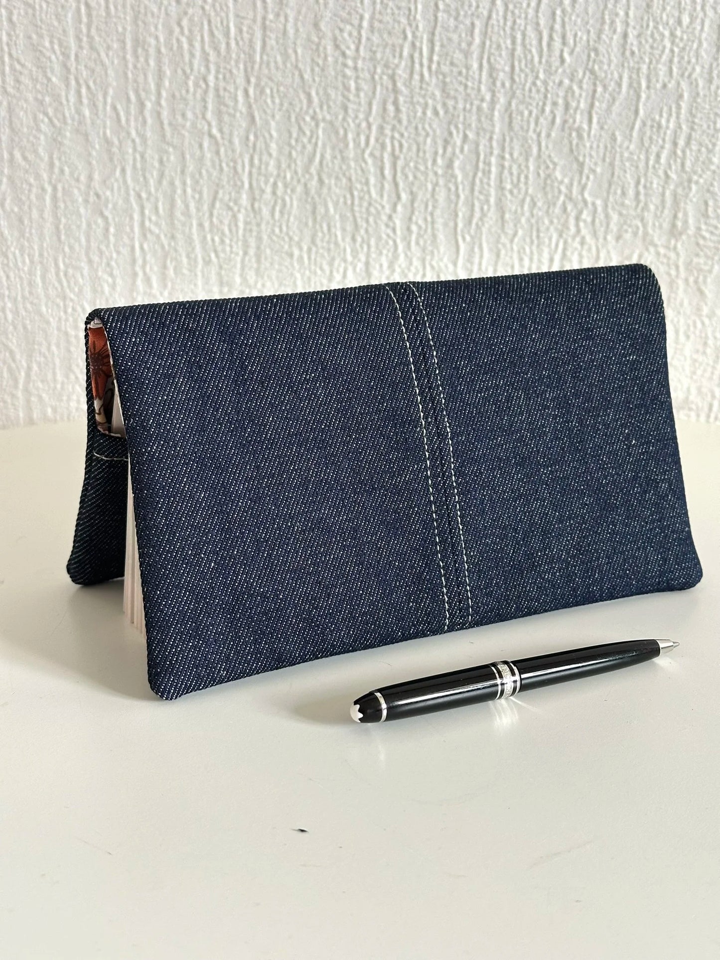 Le porte chéquier en denim, vue d'ensemble.