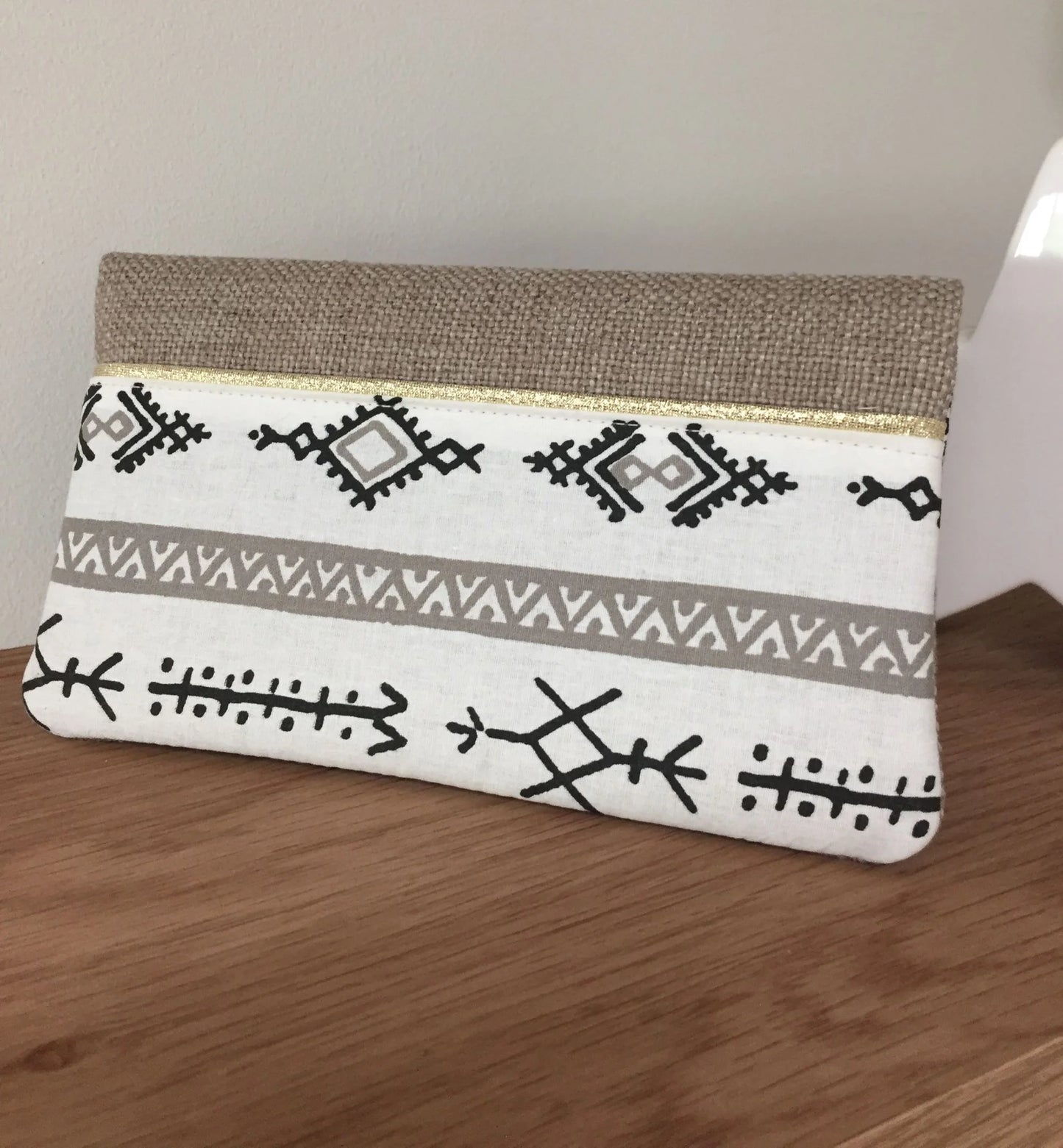 Le porte-chéquier ethnique beige, blanc et doré, vu de face.