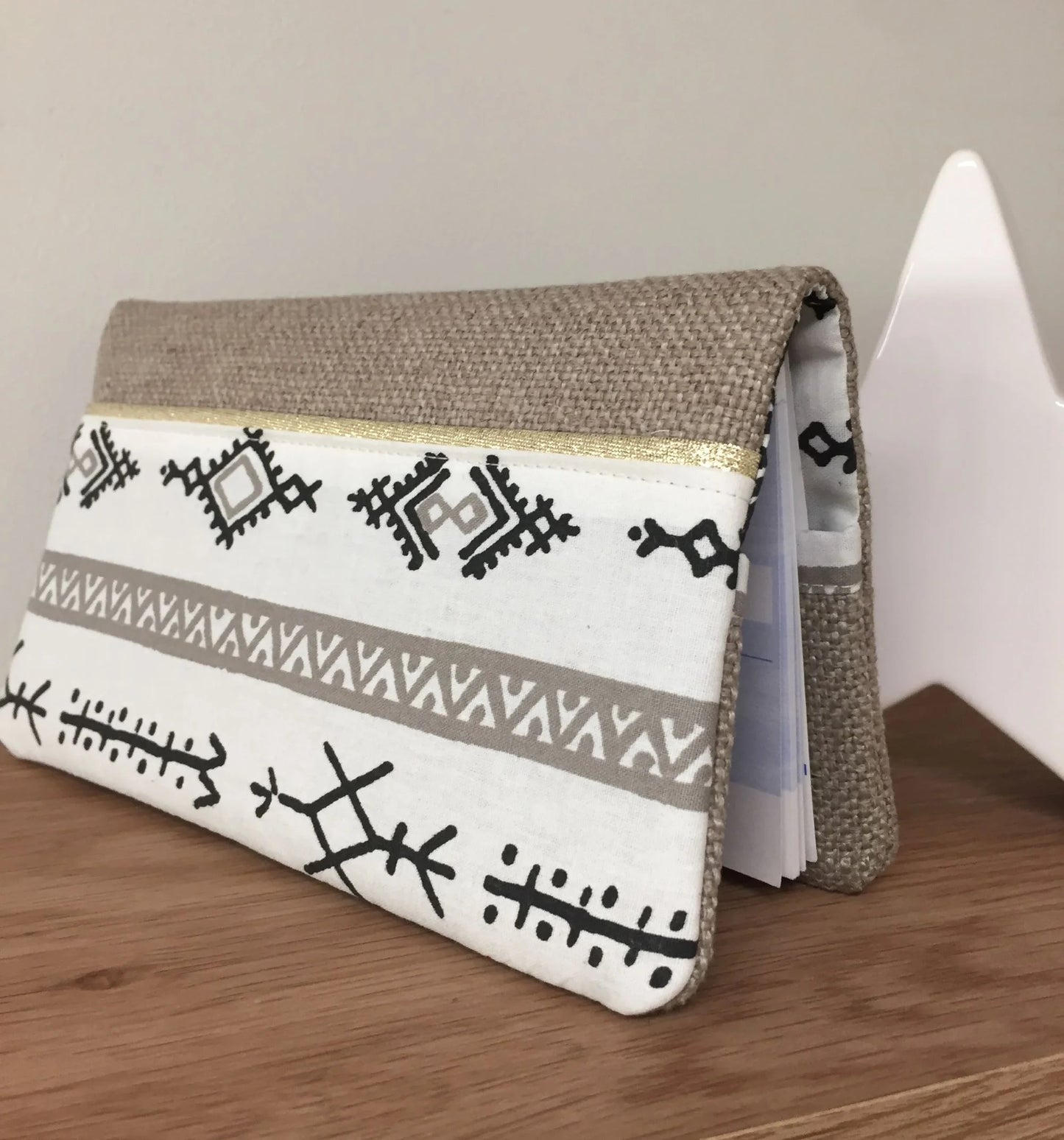 Le porte-chéquier ethnique beige, blanc et doré.