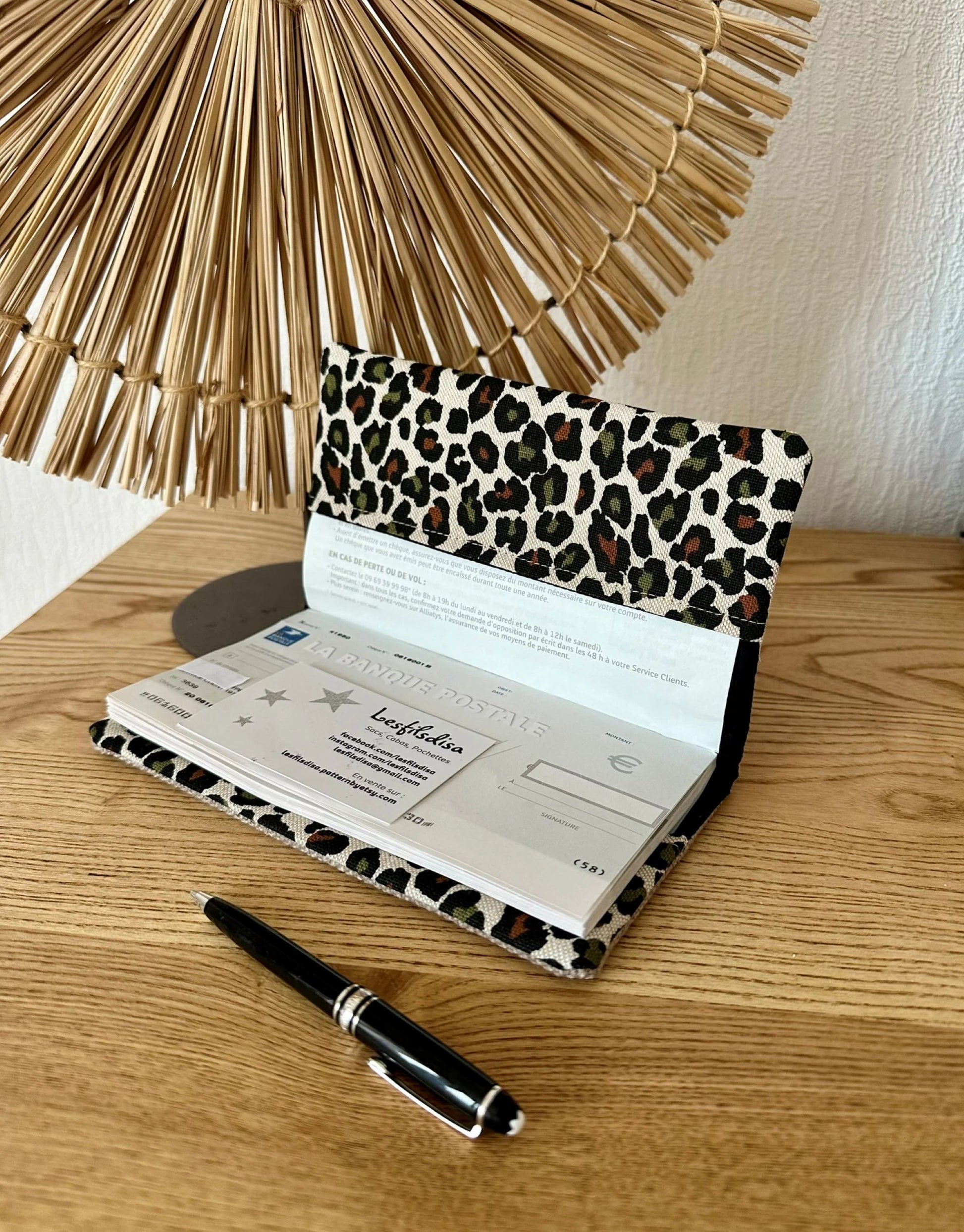 Le porte chéquier léopard en lin beige, ouvert.