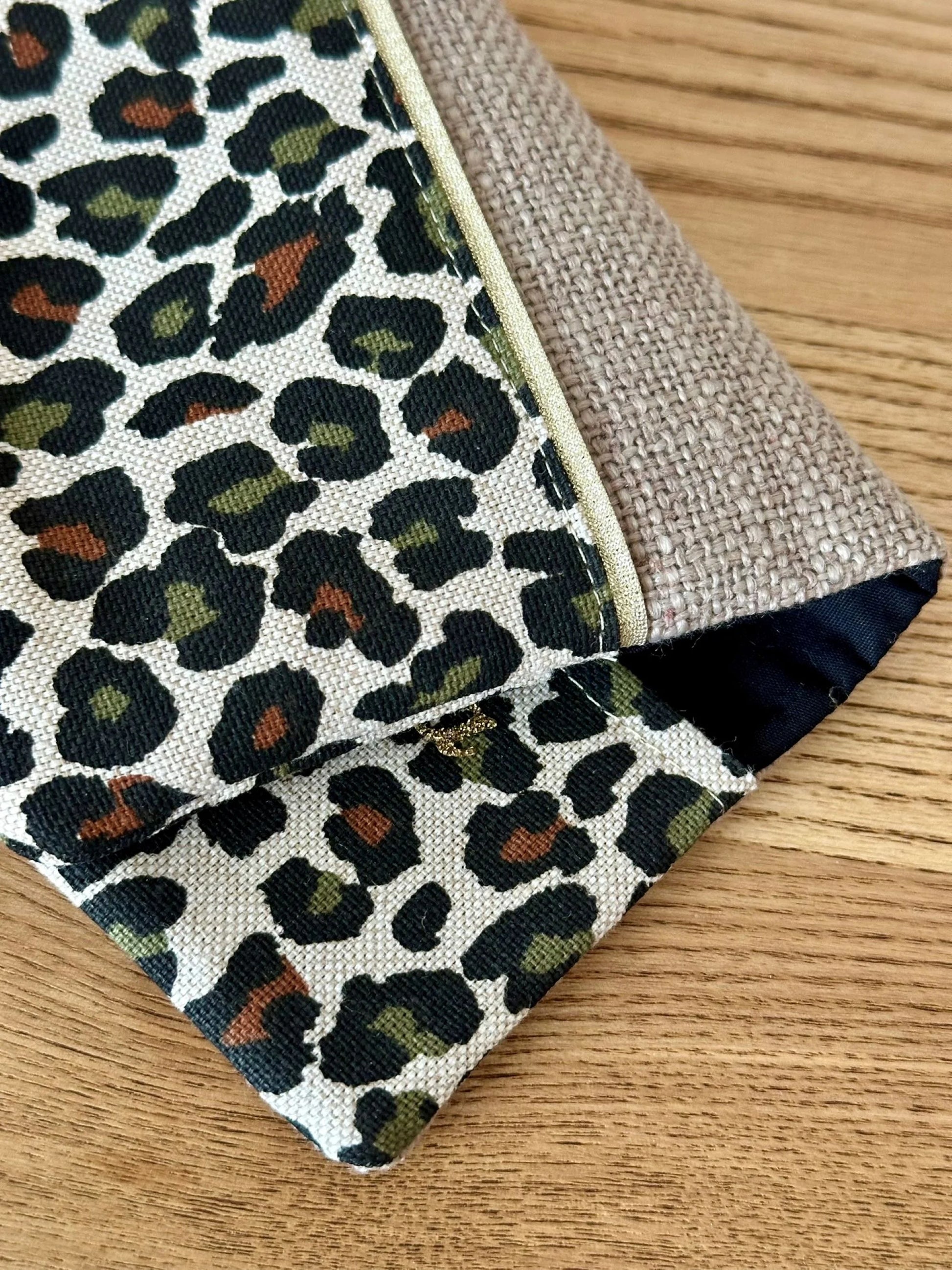 Le porte chéquier léopard en lin beige, doublé de tissu coton noir.