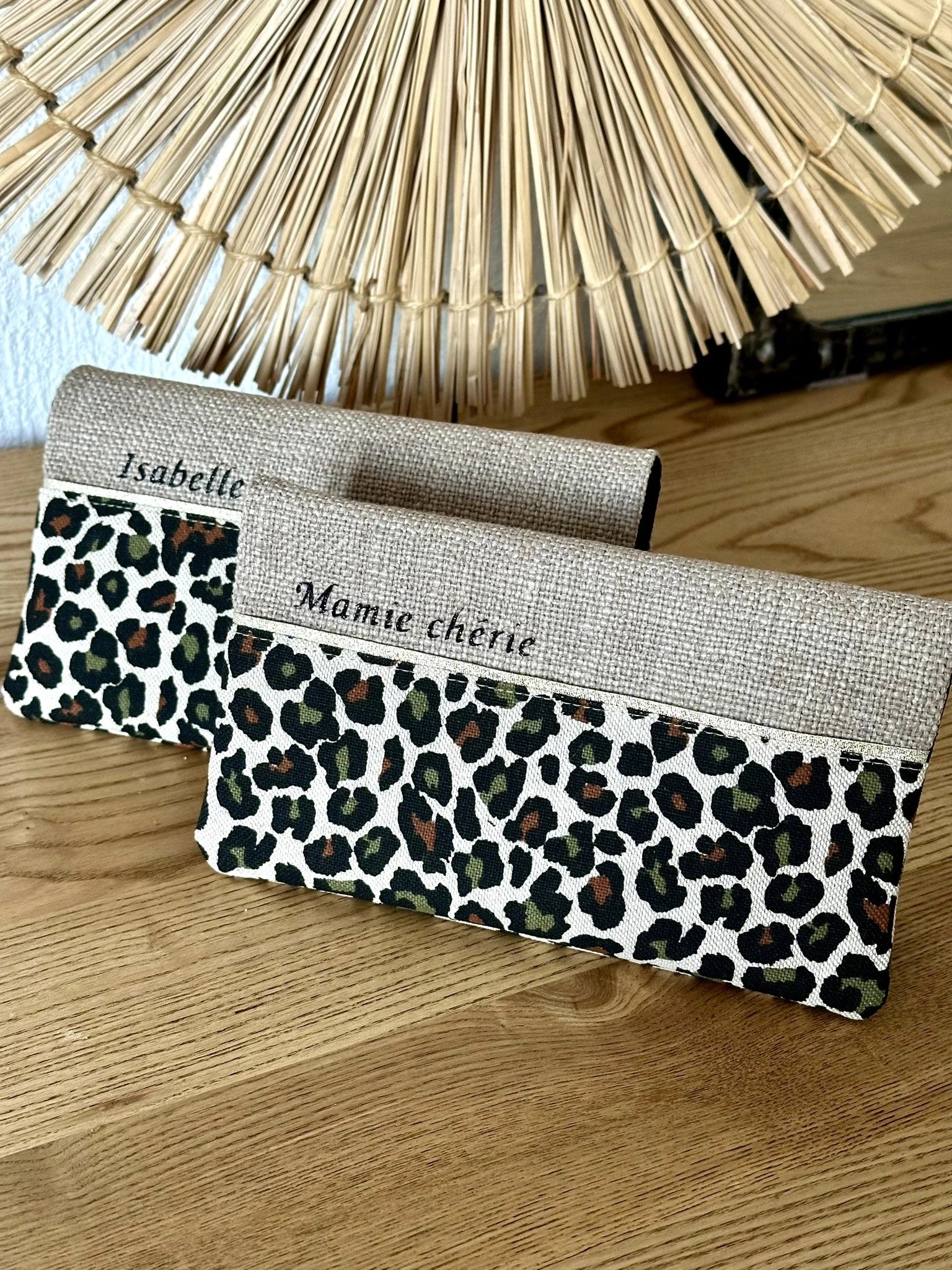 Exemples de personnalisation extérieure du porte-chéquier léopard en lin beige.