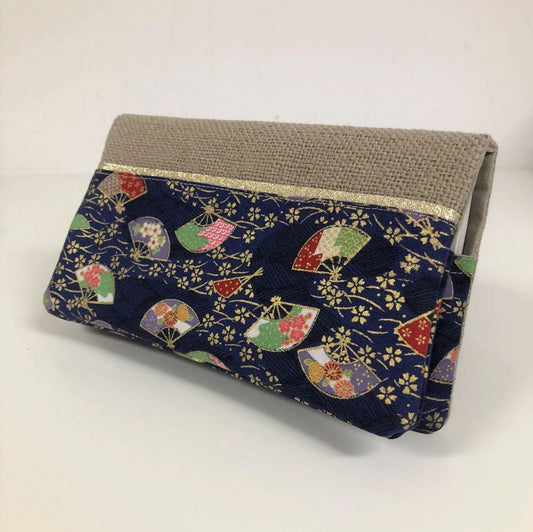 Le porte-chéquier en lin beige et tissu japonais bleu éventails, face avant.