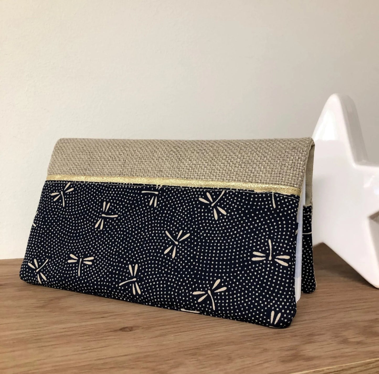 Le porte chéquier en lin beige et tissu japonais bleu libellules