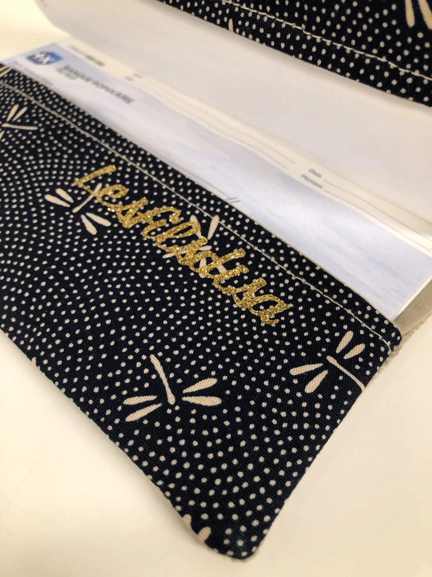 le rabat inférieur du porte chéquier en lin beige et tissu japonais bleu libellules