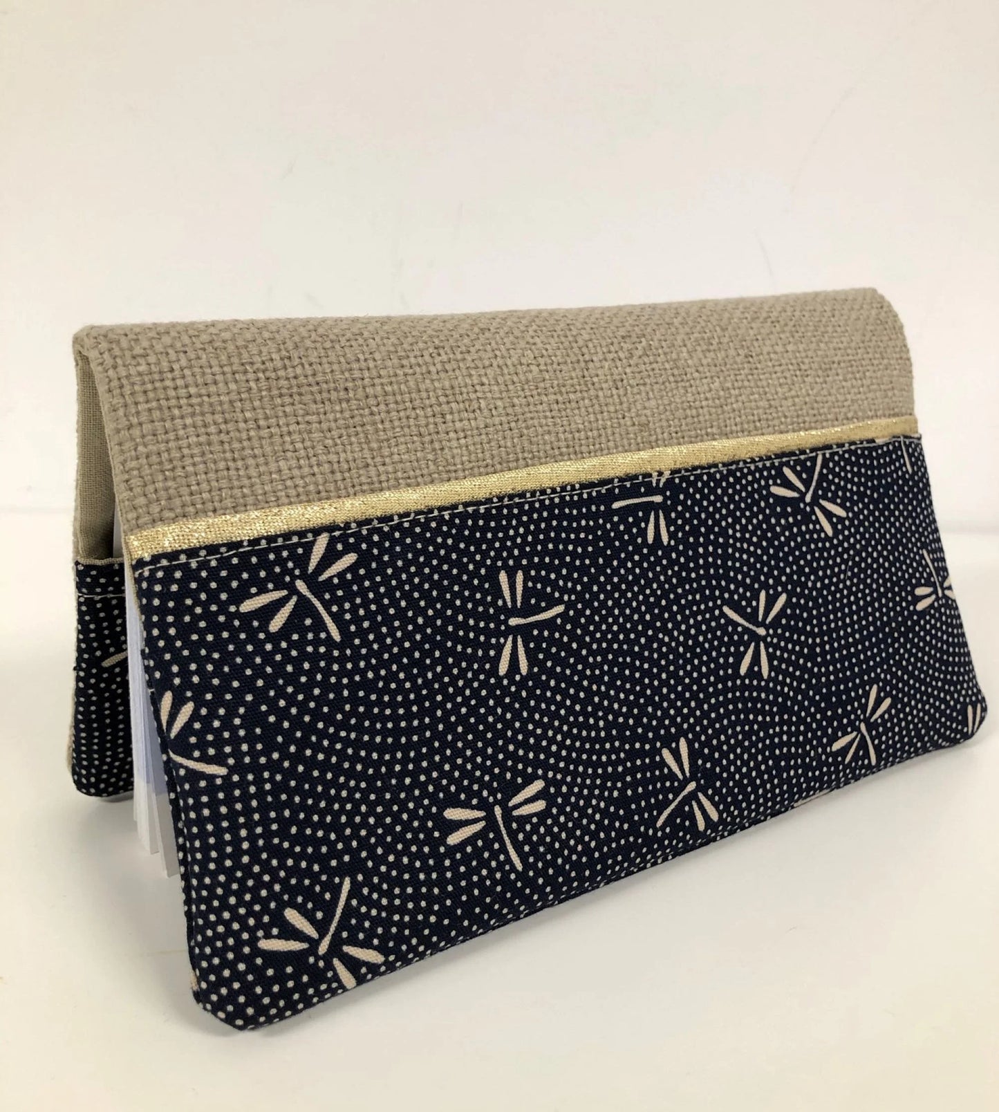 Le porte chéquier en lin beige et tissu japonais bleu libellules