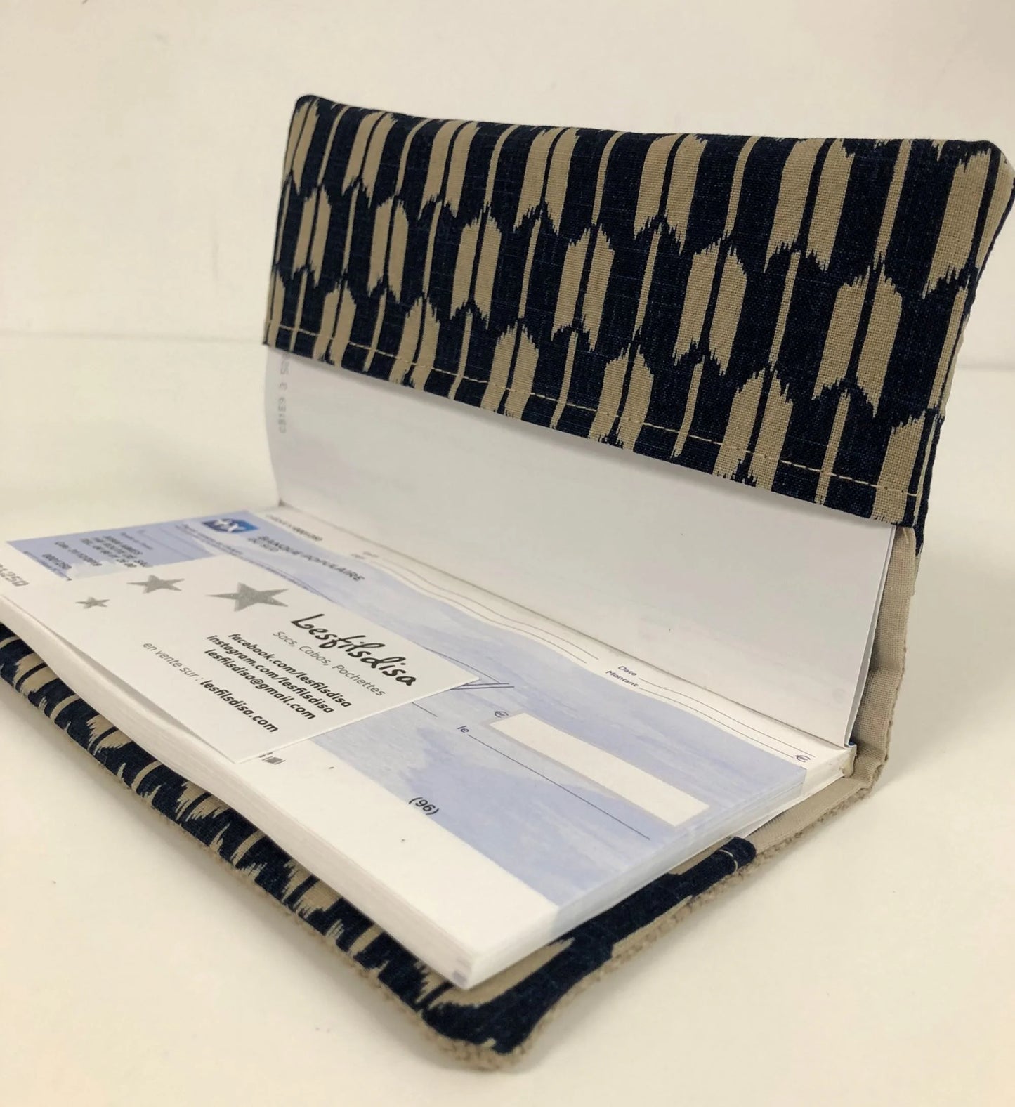 Le porte chéquier en lin beige et tissu japonais fléchés yabanes, ouvert.